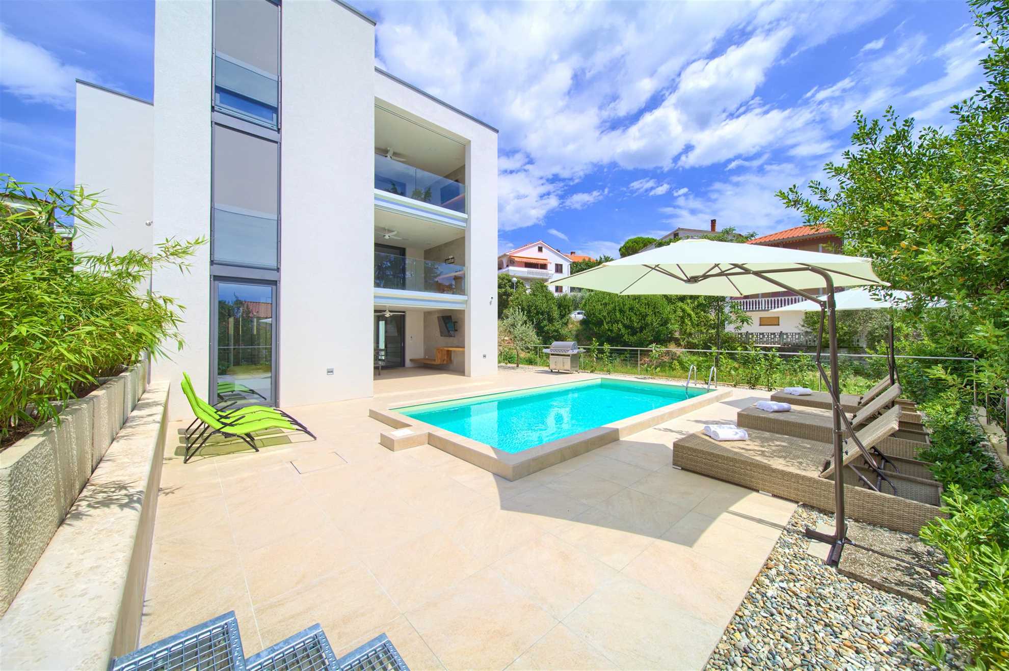 Villa Celeia - Luksuzni apartman na prvom katu s grijanim bazenom u centru grada Krka