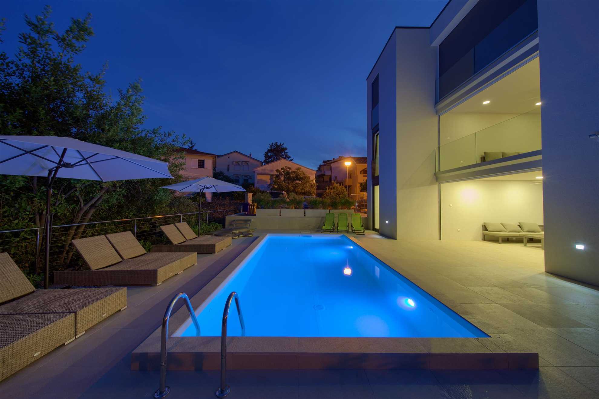 Villa Celeia - Luksuzni apartman na prvom katu s grijanim bazenom u centru grada Krka