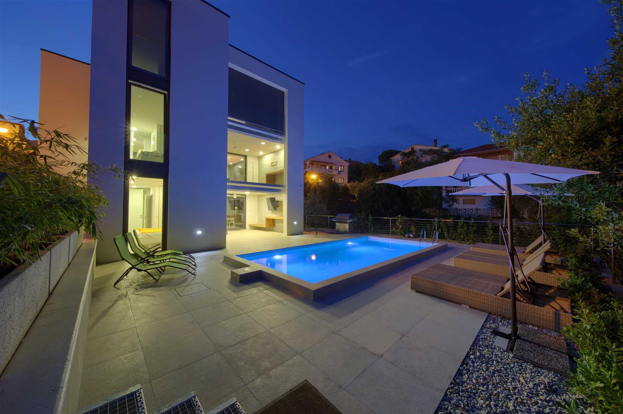 Villa Celeia - Luksuzni apartman na prvom katu s grijanim bazenom u centru grada Krka