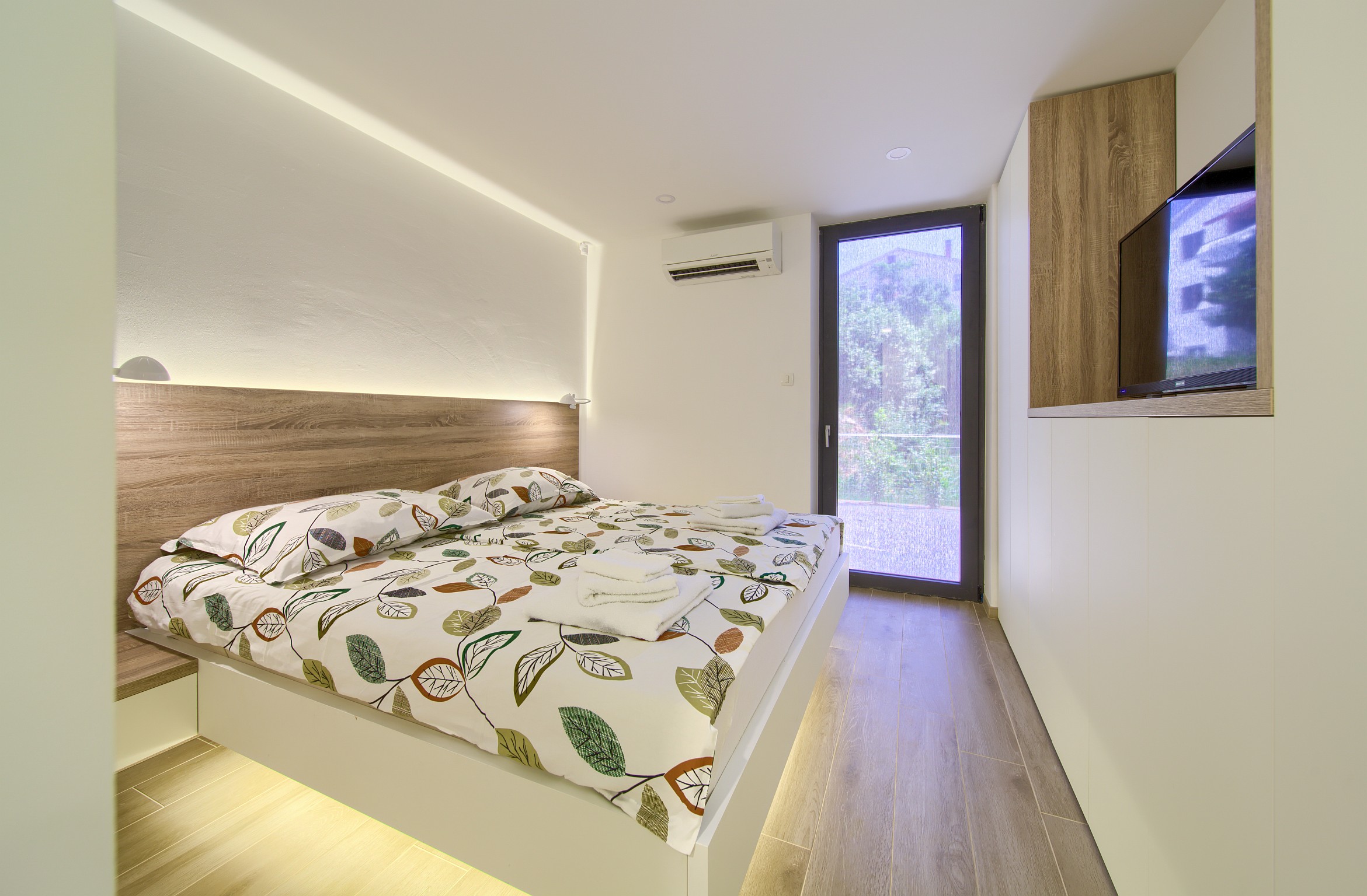 Villa Celeia - Luksuzni apartman na prvom katu s grijanim bazenom u centru grada Krka