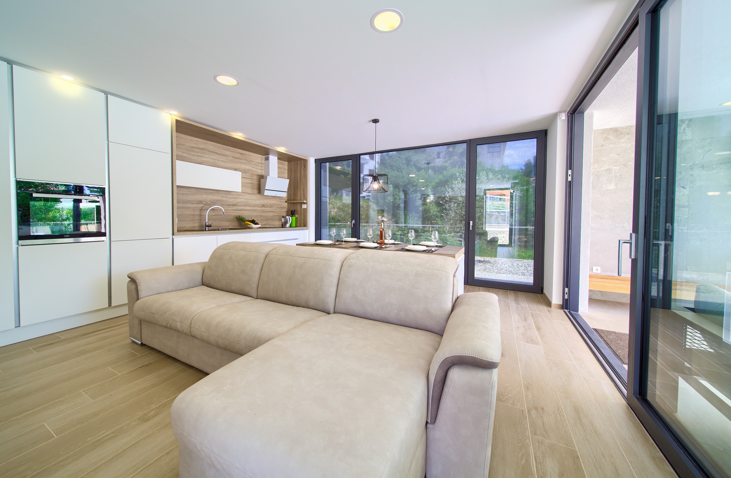 Villa Celeia - Luksuzni apartman na prvom katu s grijanim bazenom u centru grada Krka