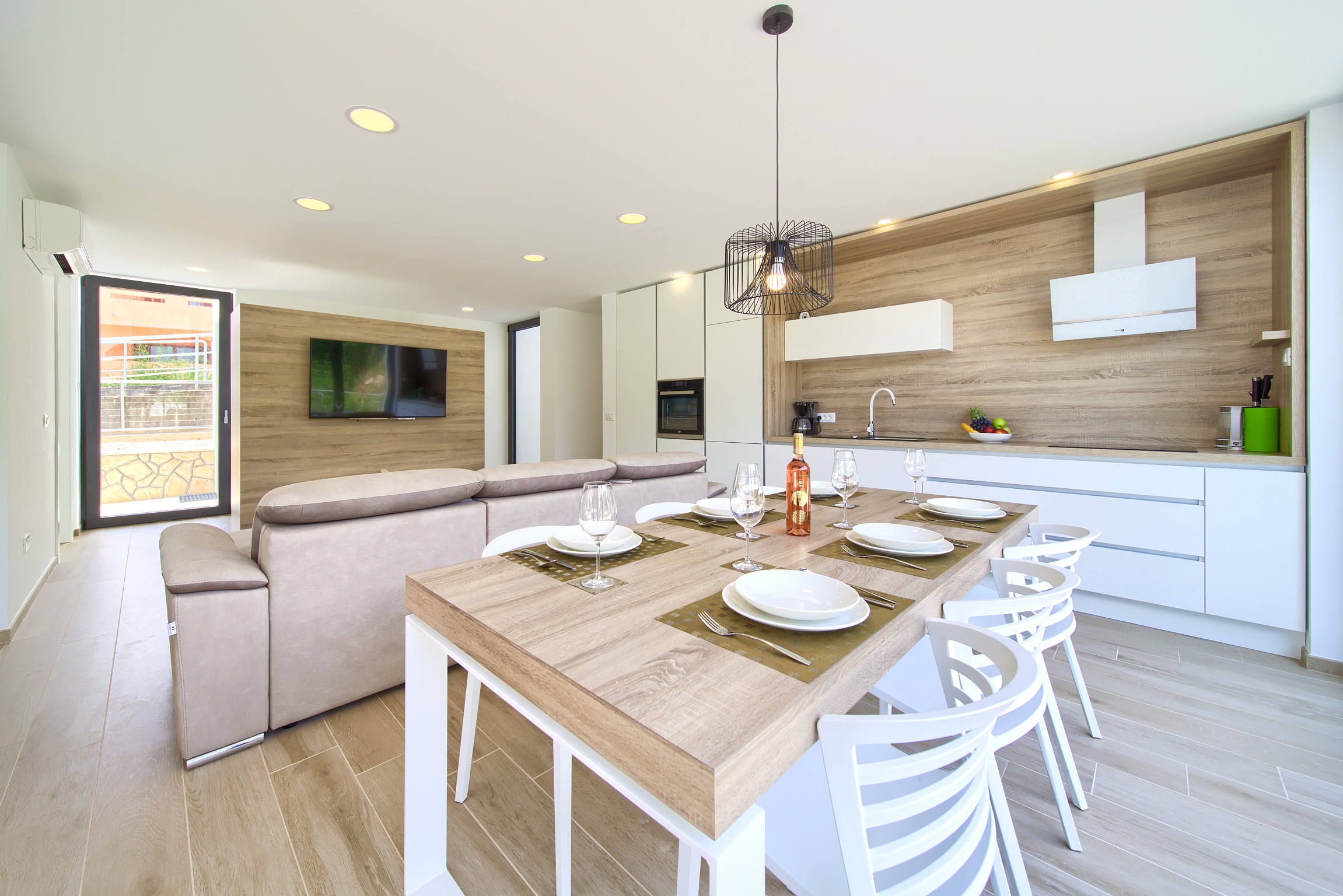 Villa Celeia - Luksuzni apartman na prvom katu s grijanim bazenom u centru grada Krka