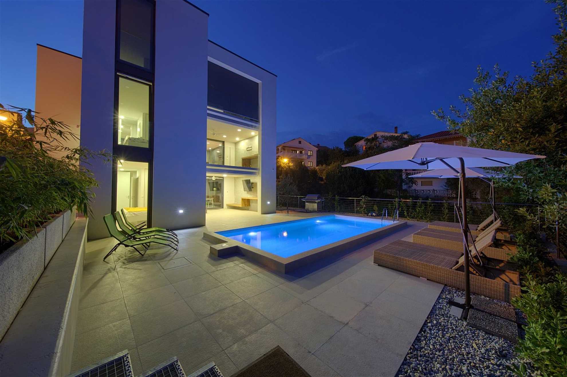 Villa Celeia – Luksuzna vila z ogrevanim bazenom v samem centru Krka