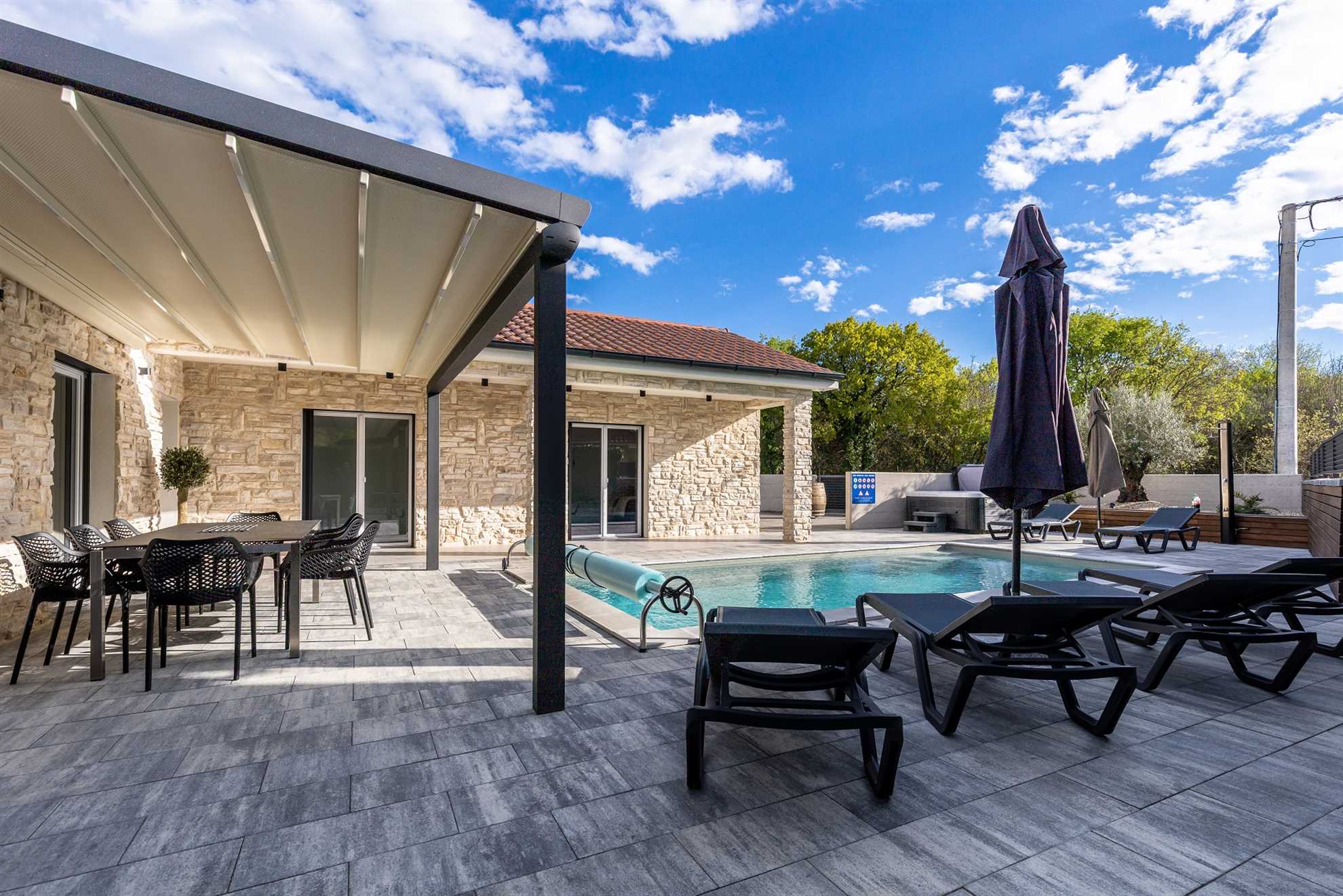 Villa Larra mit beheizten Pool & Whirlpool