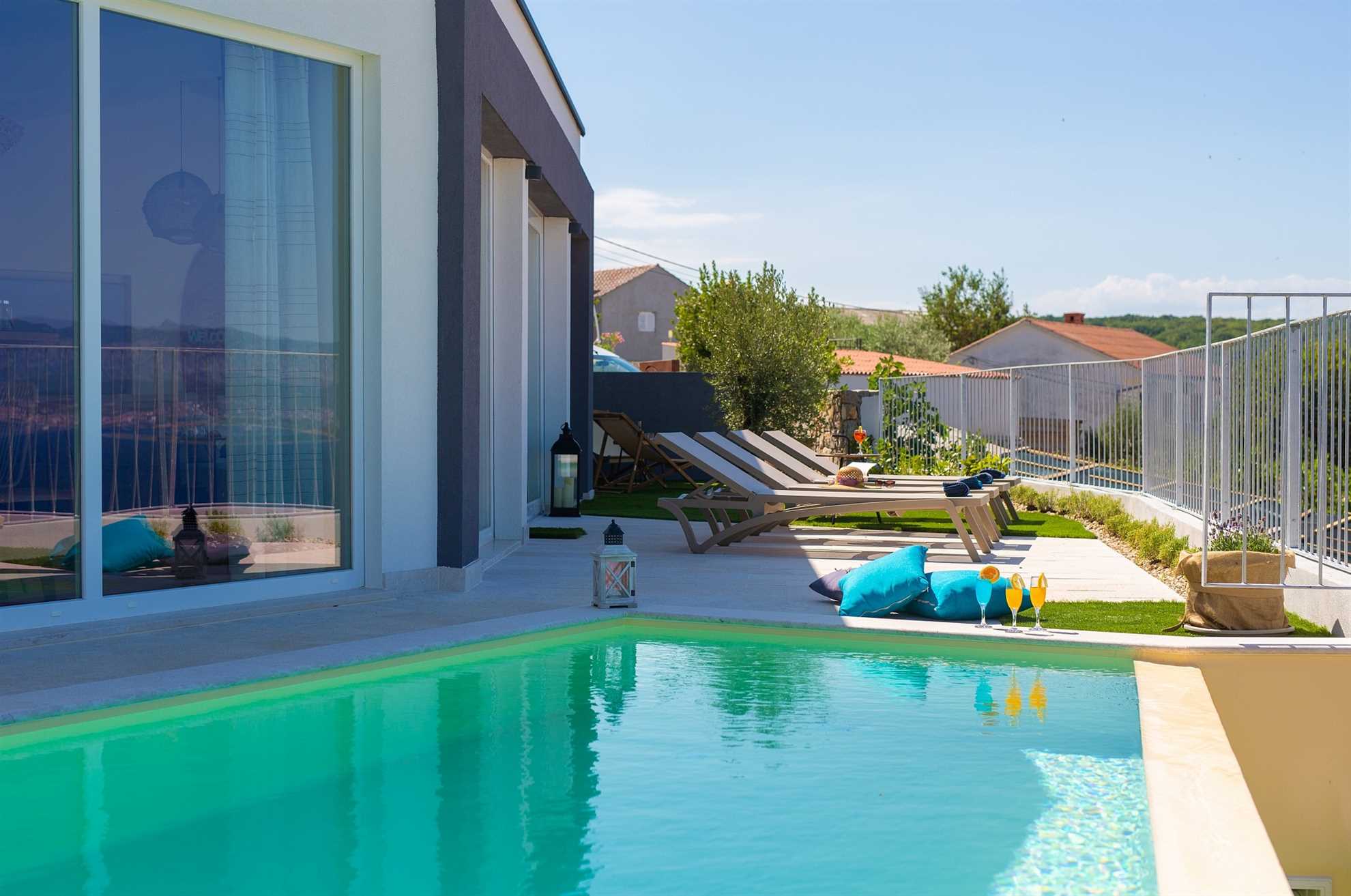 Villa Bella Vista with an infinity heated pool, sauna & Seaview
