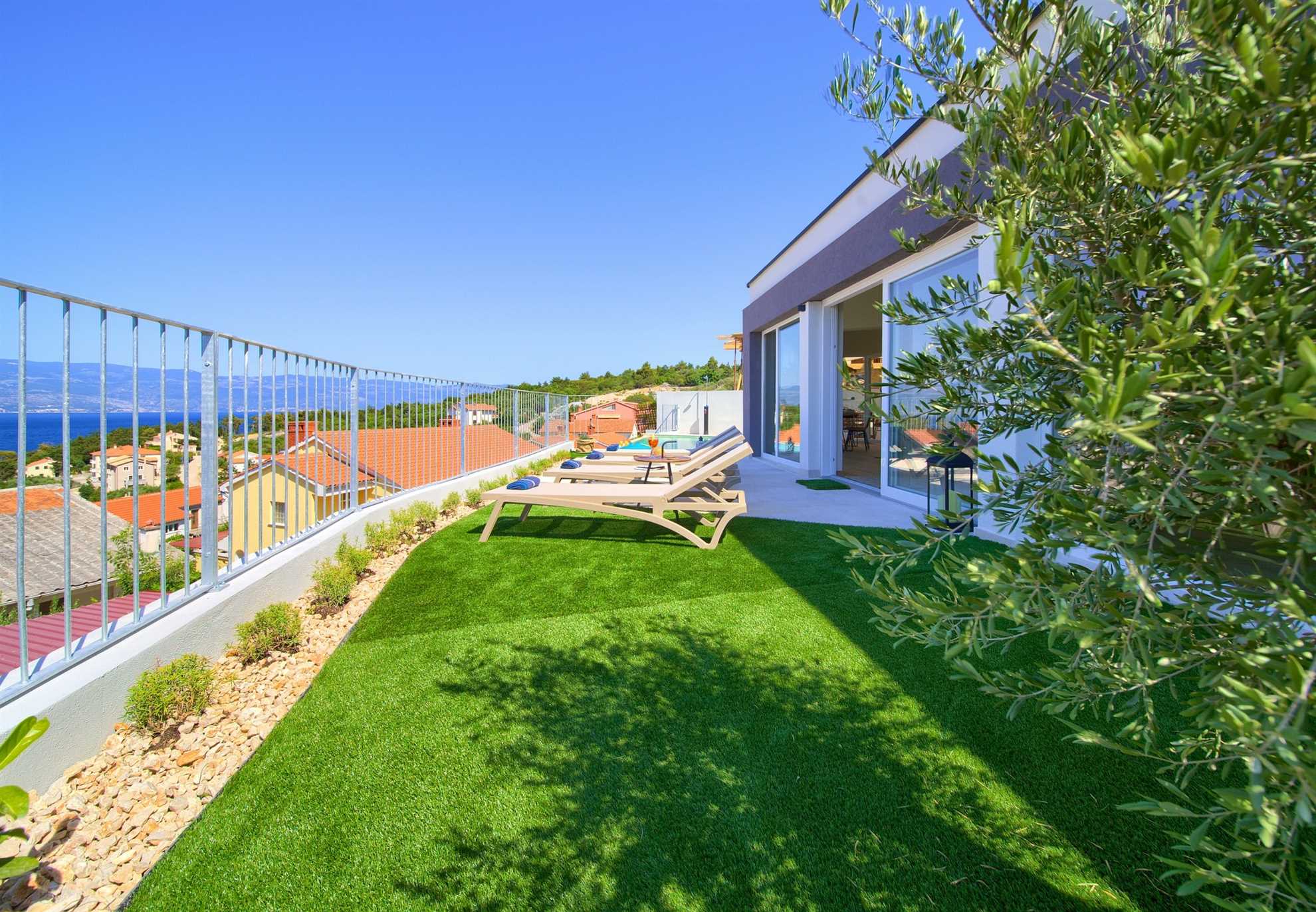 Villa Bella Vista with an infinity heated pool, sauna & Seaview