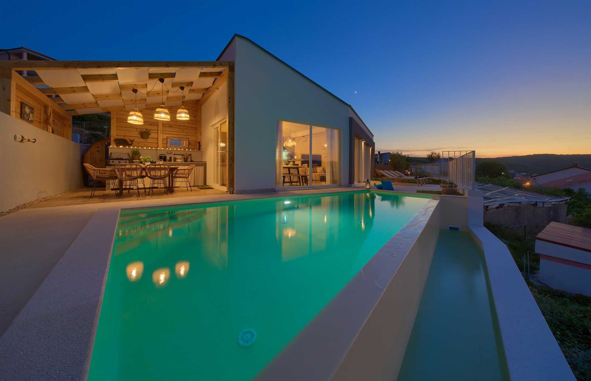 Villa Bella Vista with an infinity heated pool, sauna & Seaview