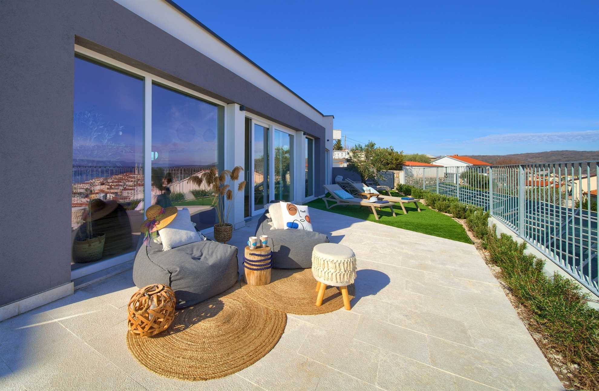 Villa Bella Vista with an infinity heated pool, sauna & Seaview