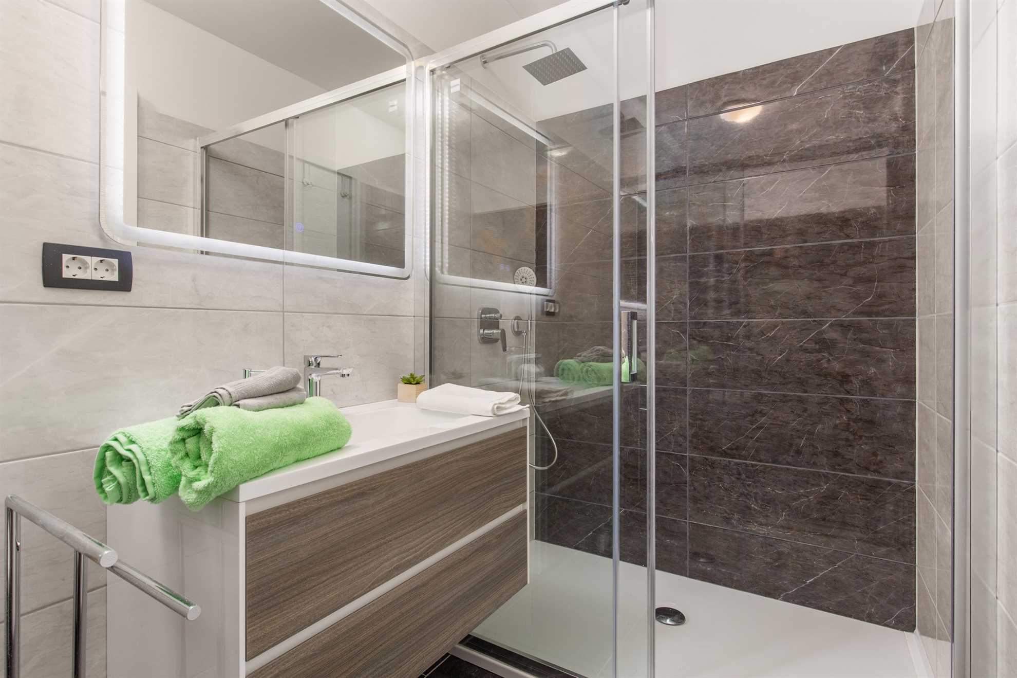 Villa Maestral mit beheiztem Pool, Fitness und Meerblick