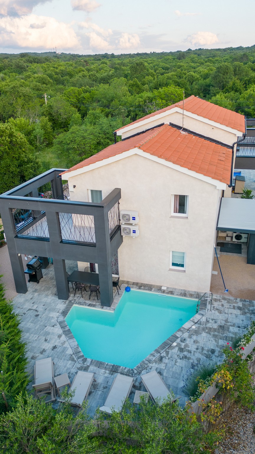 Villa Lota with a heated pool, sauna & E-car charger