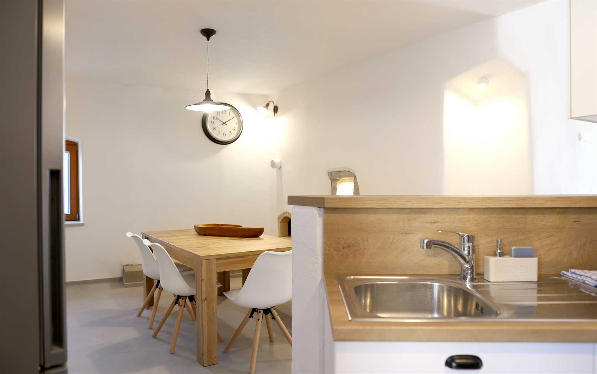 Villa Solaris z ogrevanim bazenom, savno ter letno kuhinjo