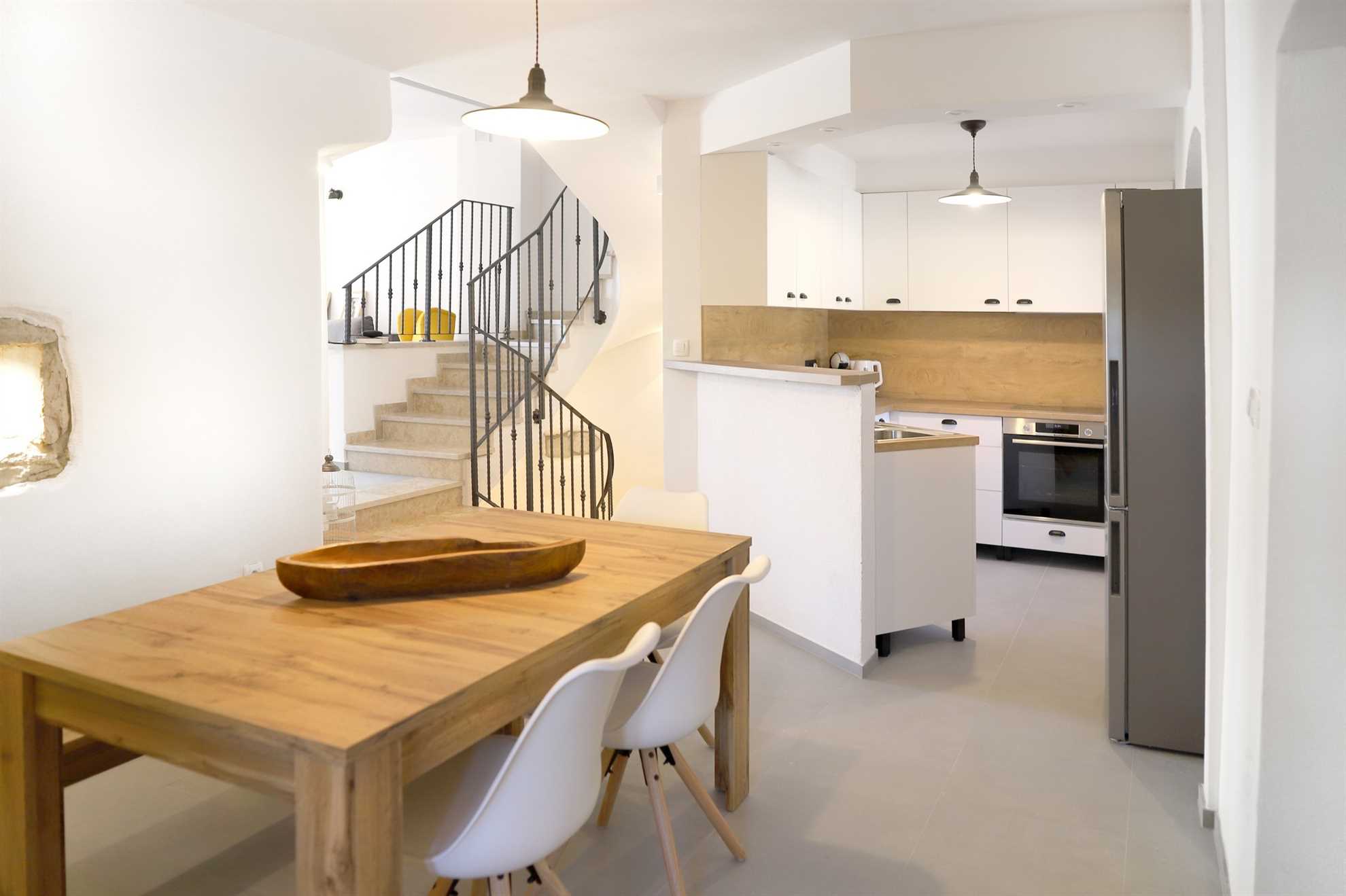 Villa Solaris z ogrevanim bazenom, savno ter letno kuhinjo