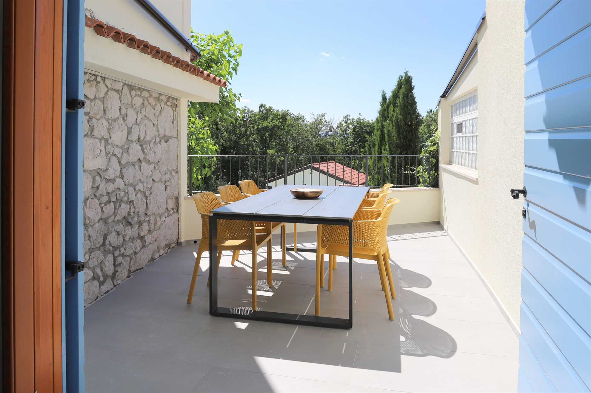 Villa Solaris z ogrevanim bazenom, savno ter letno kuhinjo