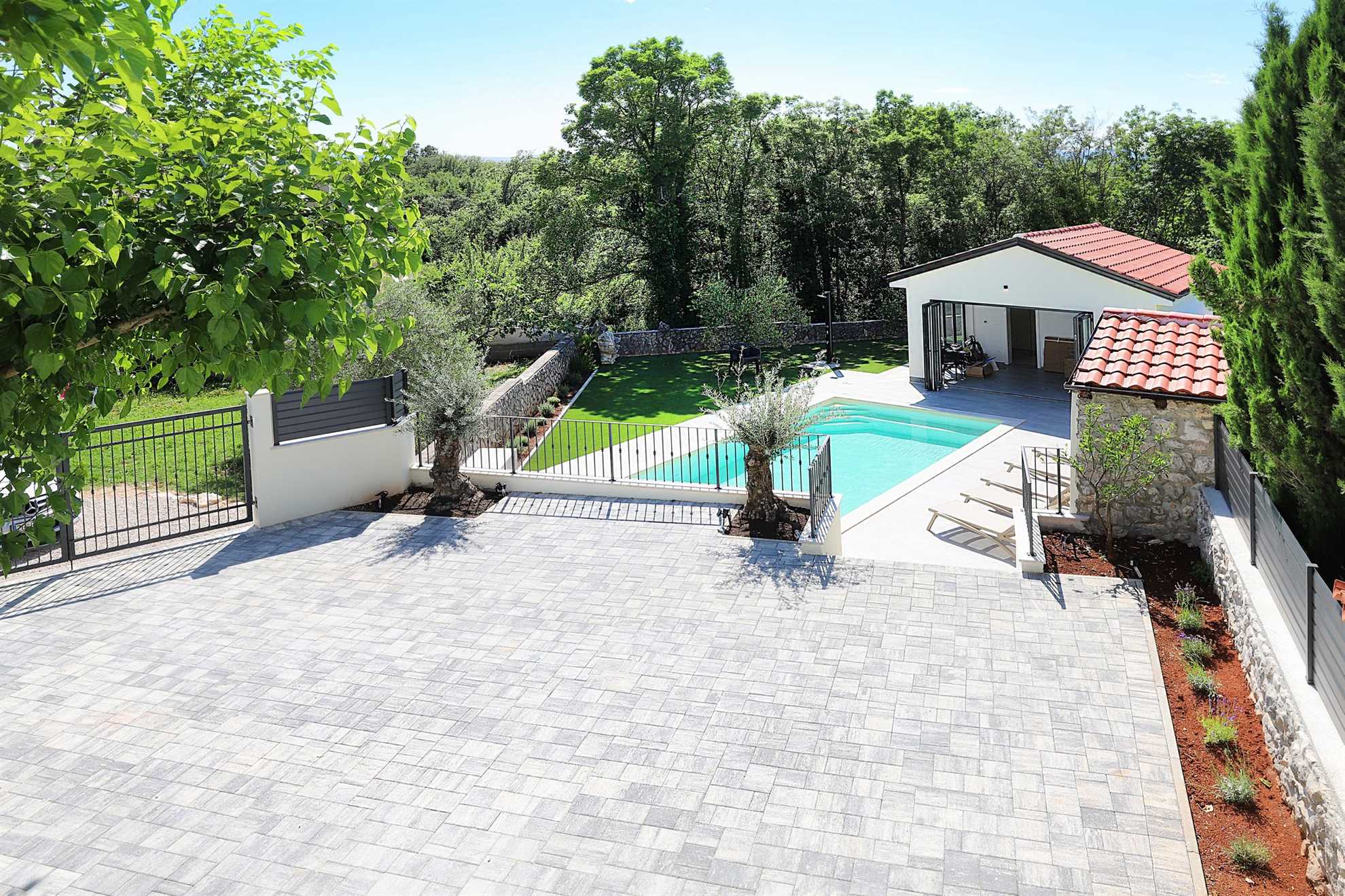 Villa Solaris z ogrevanim bazenom, savno ter letno kuhinjo
