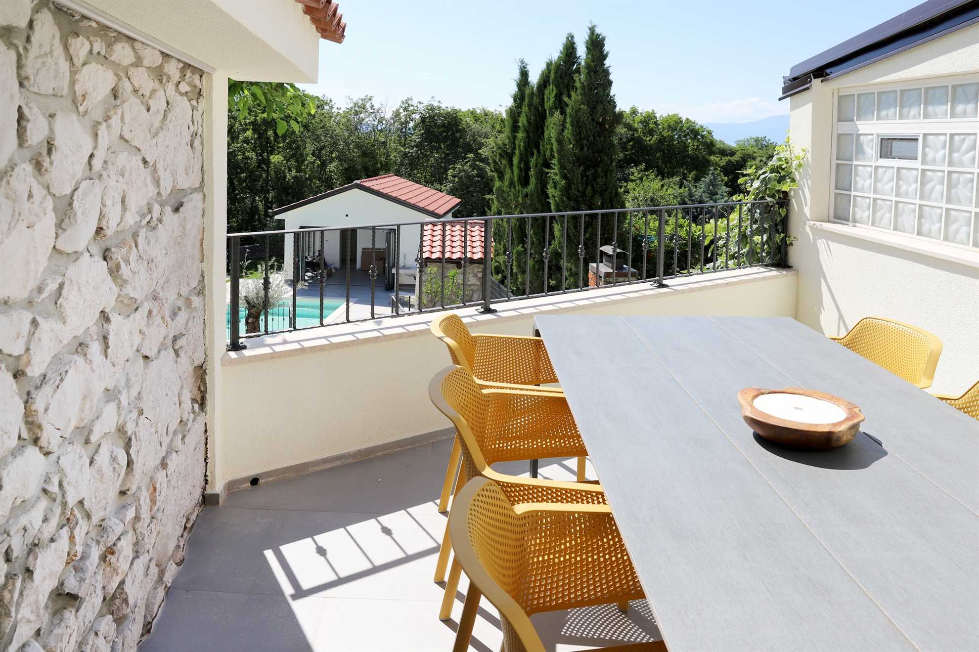 Villa Solaris z ogrevanim bazenom, savno ter letno kuhinjo