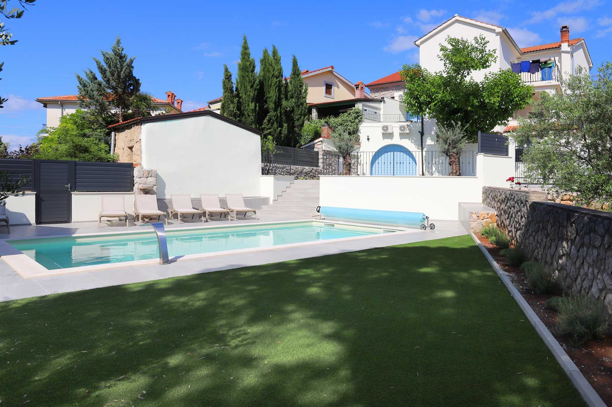 Villa Solaris z ogrevanim bazenom, savno ter letno kuhinjo