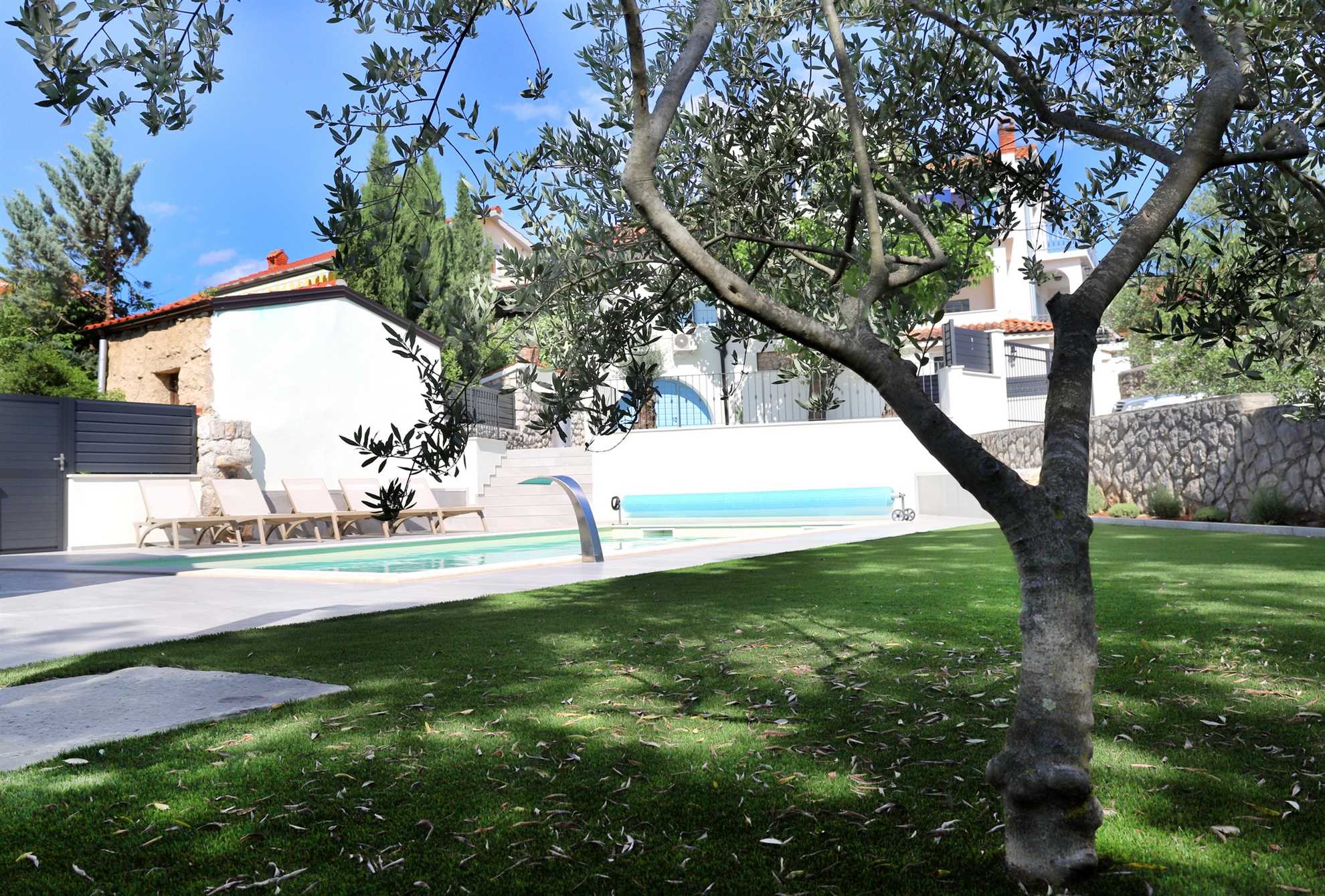 Villa Solaris z ogrevanim bazenom, savno ter letno kuhinjo