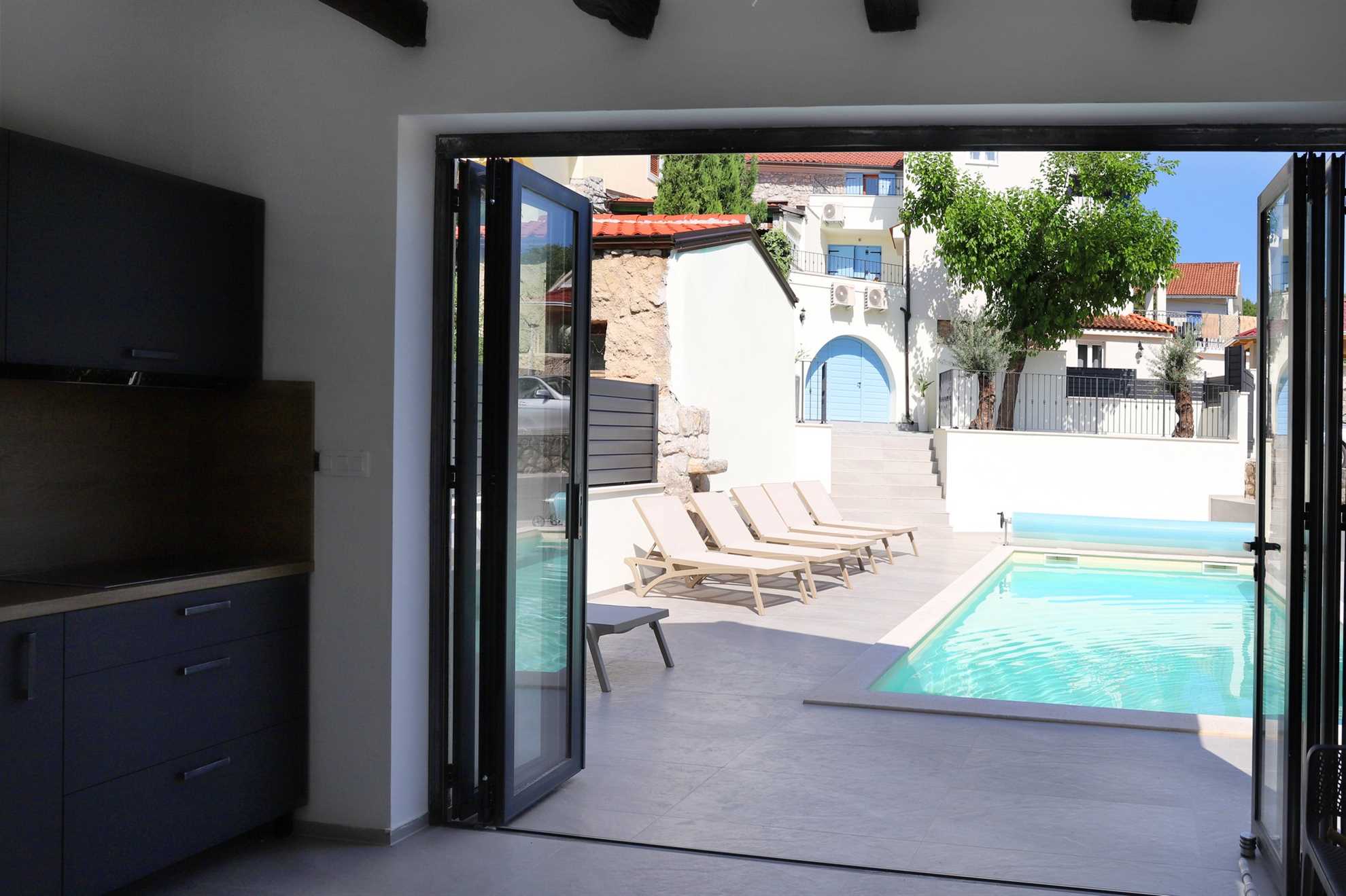 Villa Solaris z ogrevanim bazenom, savno ter letno kuhinjo