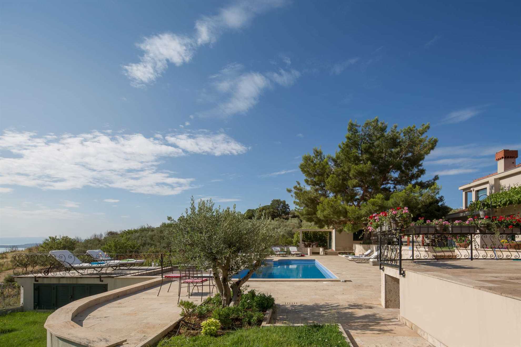 Finca Olive Grove - four bedrooms, heated pool, stunning views on 16000m2