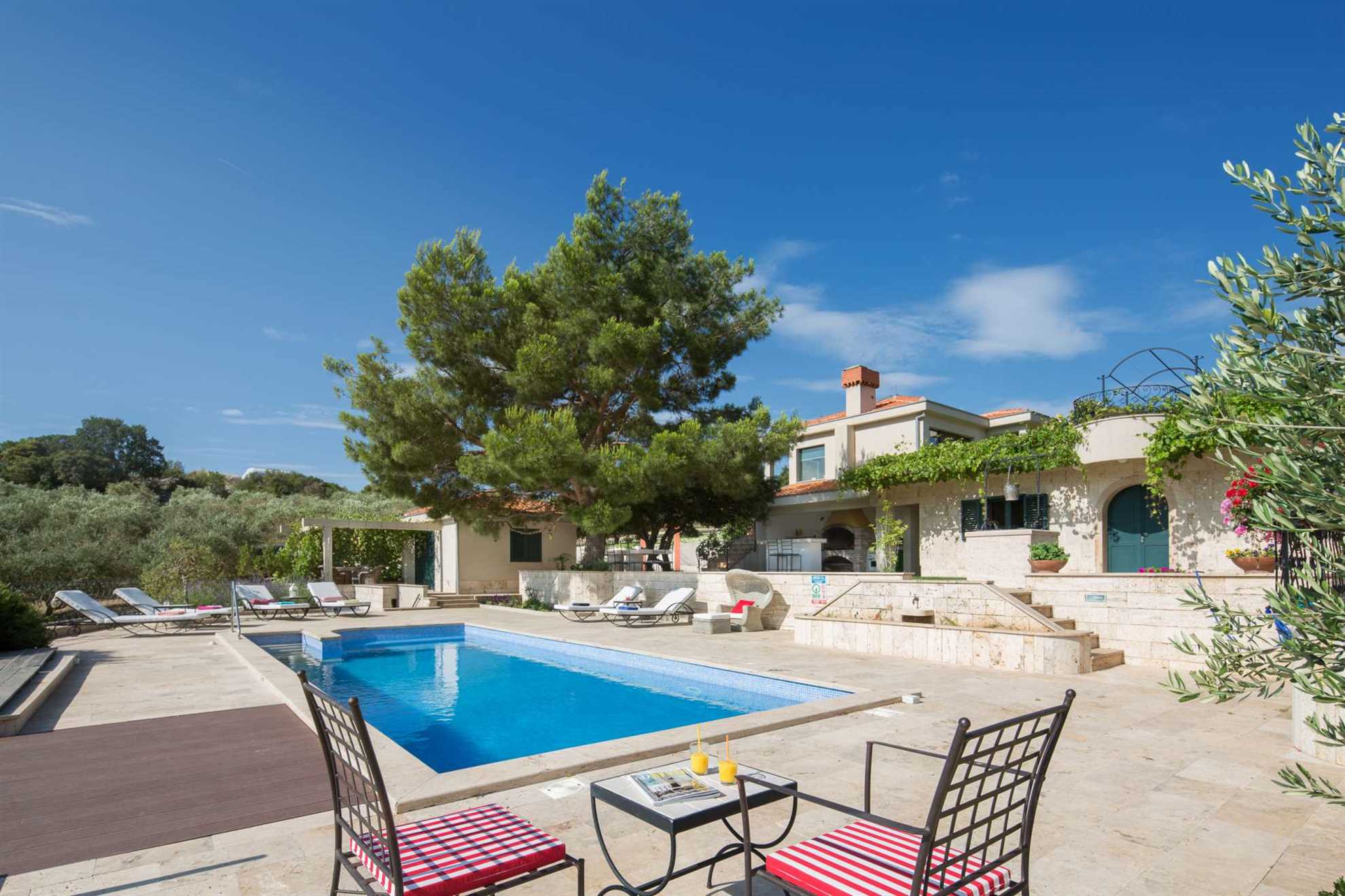 Finca Olive Grove - four bedrooms, heated pool, stunning views on 16000m2
