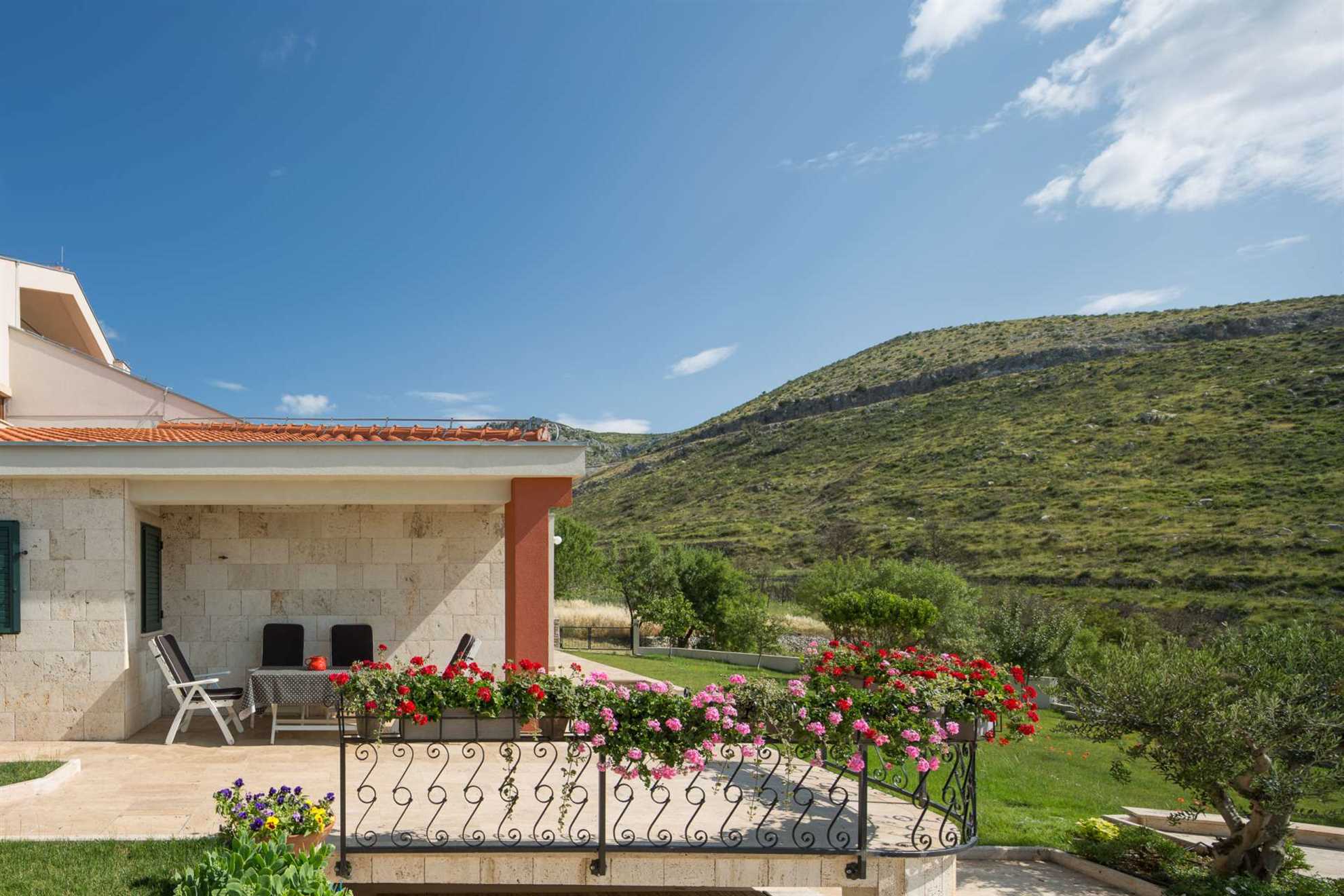 Finca Olive Grove - four bedrooms, heated pool, stunning views on 16000m2