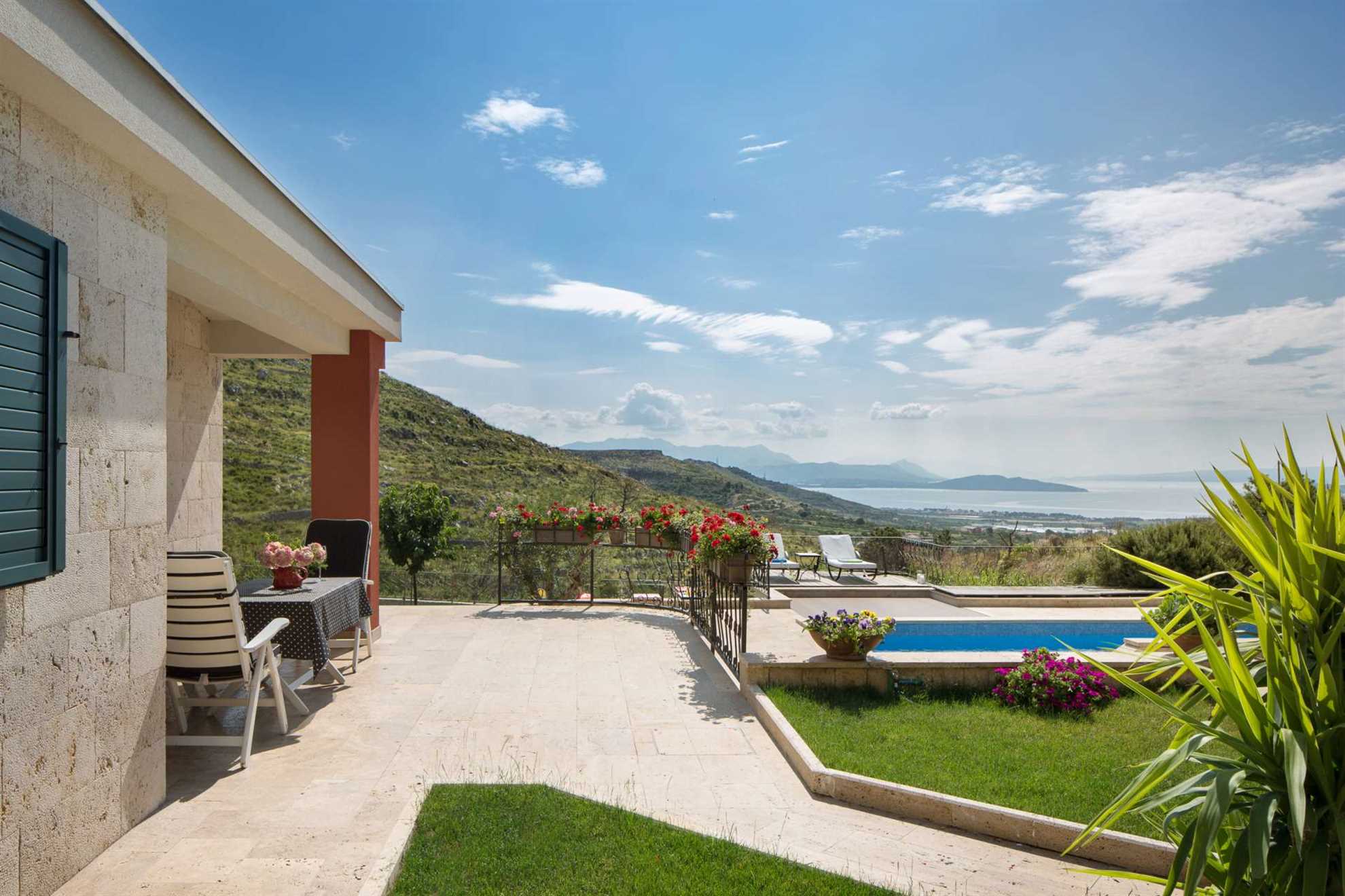 Finca Olive Grove - four bedrooms, heated pool, stunning views on 16000m2