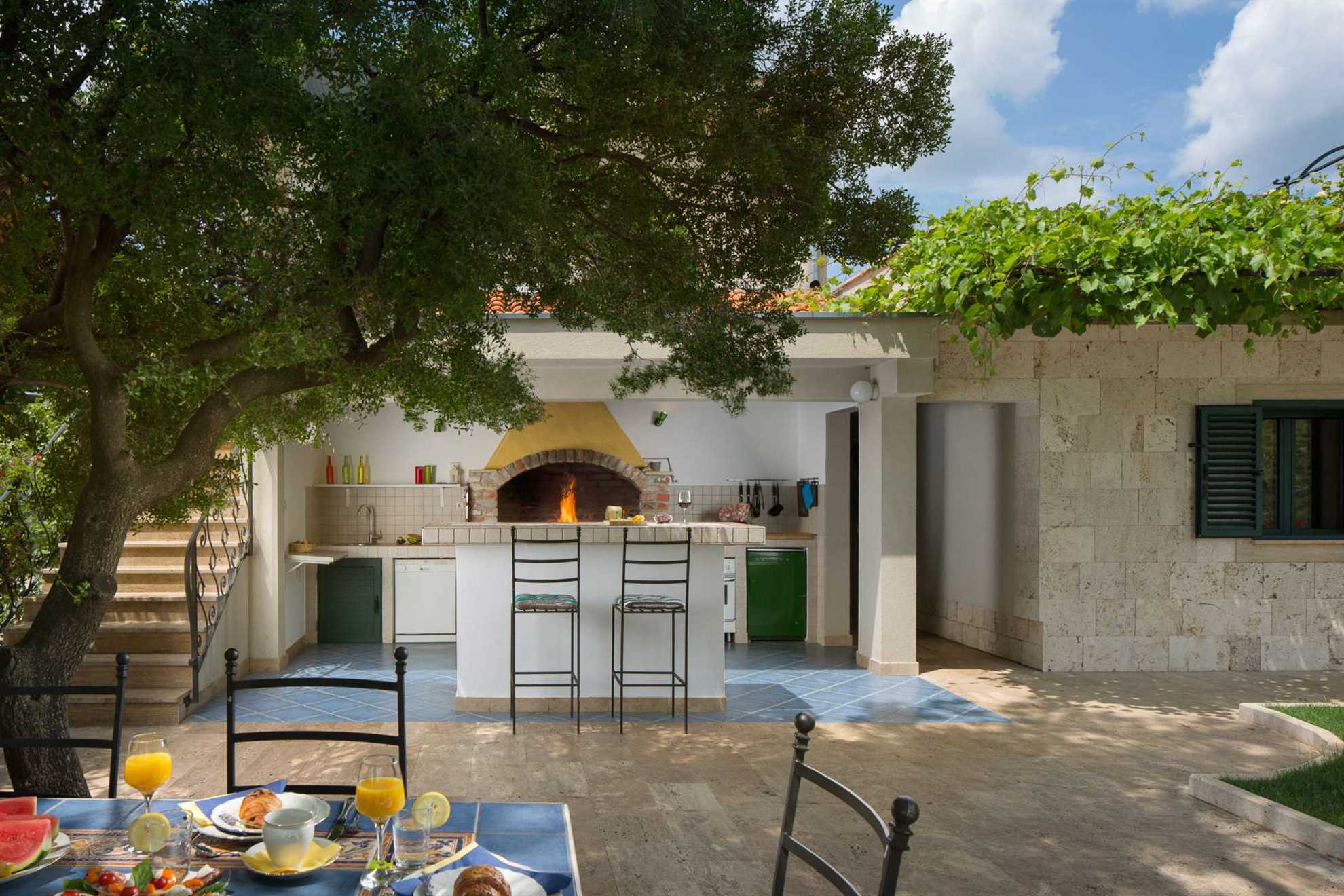 Finca Olive Grove - four bedrooms, heated pool, stunning views on 16000m2