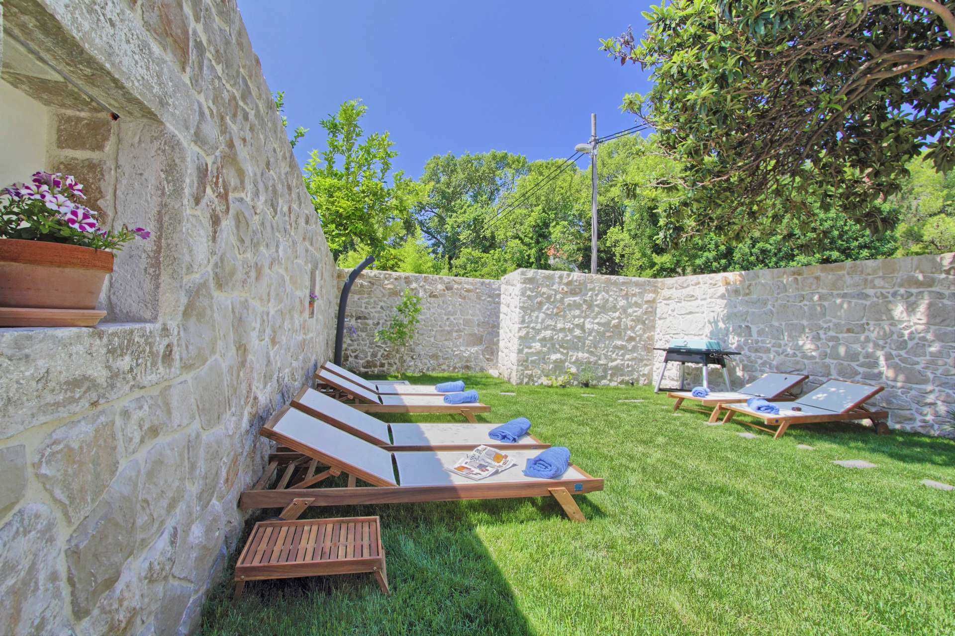 Villa Illyria -charming villa by the sea for 8 guests, close to restaurants and cafes