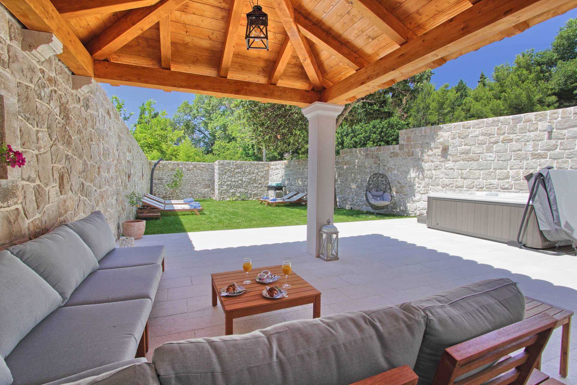 Villa Illyria -charming villa by the sea for 8 guests, close to restaurants and cafes