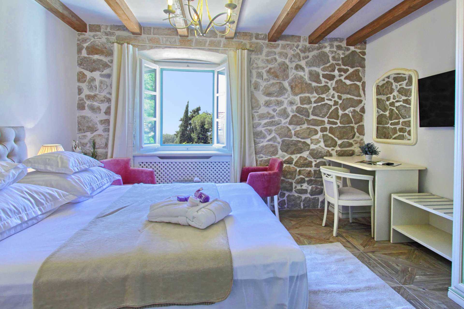 Villa Illyria -charming villa by the sea for 8 guests, close to restaurants and cafes