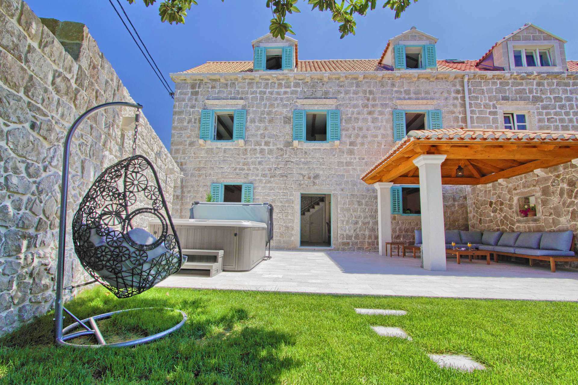 Villa Illyria -charming villa by the sea for 8 guests, close to restaurants and cafes