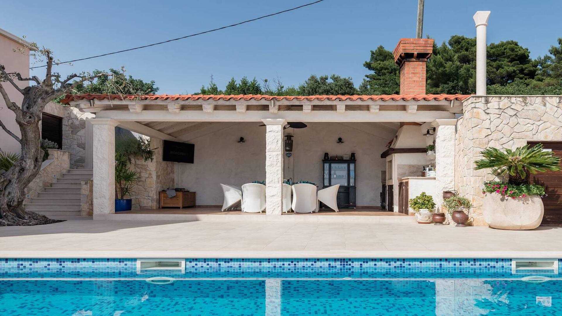 Villa Paradiso - luxury 7-bedroom villa with a heated pool and sea views
