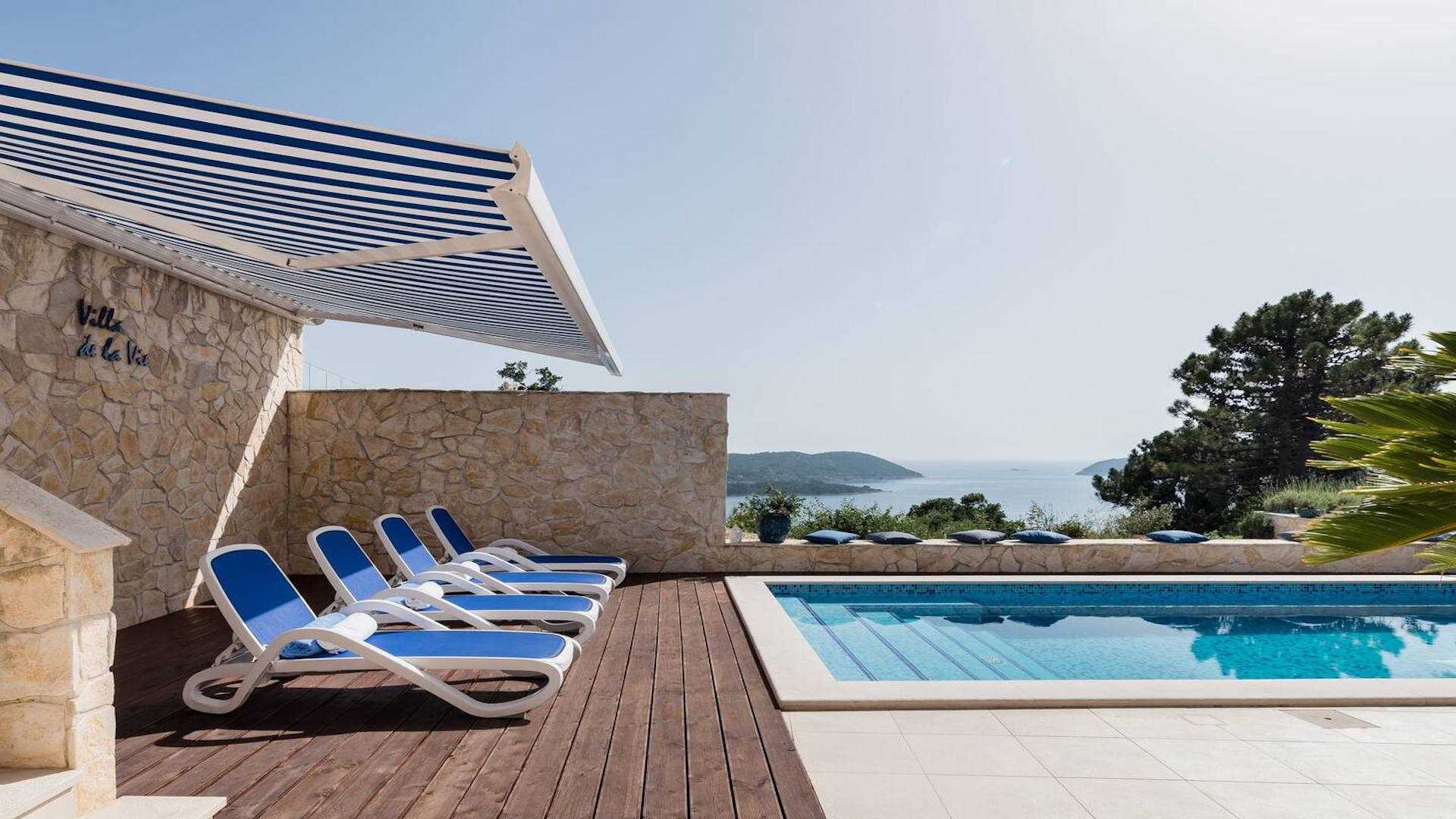 Villa Paradiso - luxury 7-bedroom villa with a heated pool and sea views