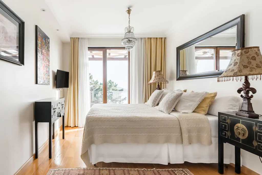 Villa Paradiso - luxury 7-bedroom villa with a heated pool and sea views