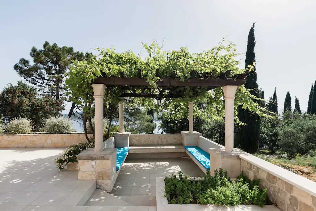 Villa Paradiso - luxury 7-bedroom villa with a heated pool and sea views