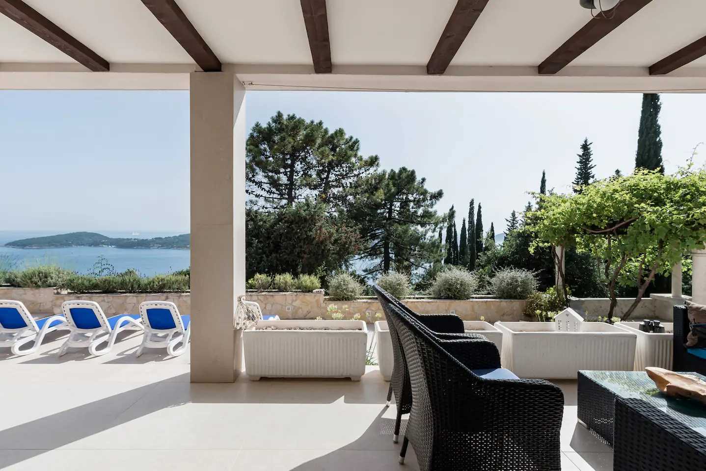 Villa Paradiso - luxury 7-bedroom villa with a heated pool and sea views