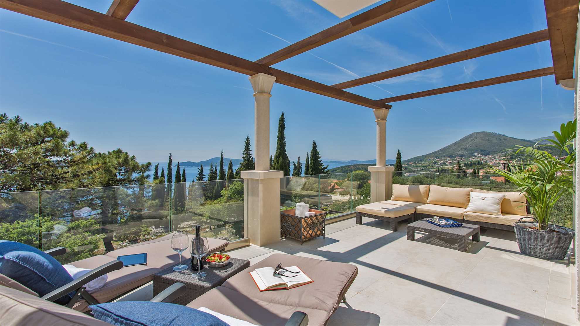 Villa Paradiso - luxury 7-bedroom villa with a heated pool and sea views