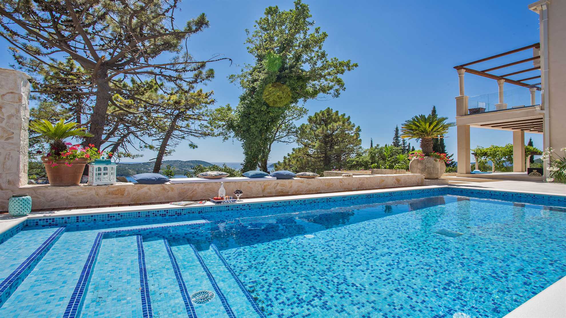 Villa Paradiso - luxury 7-bedroom villa with a heated pool and sea views