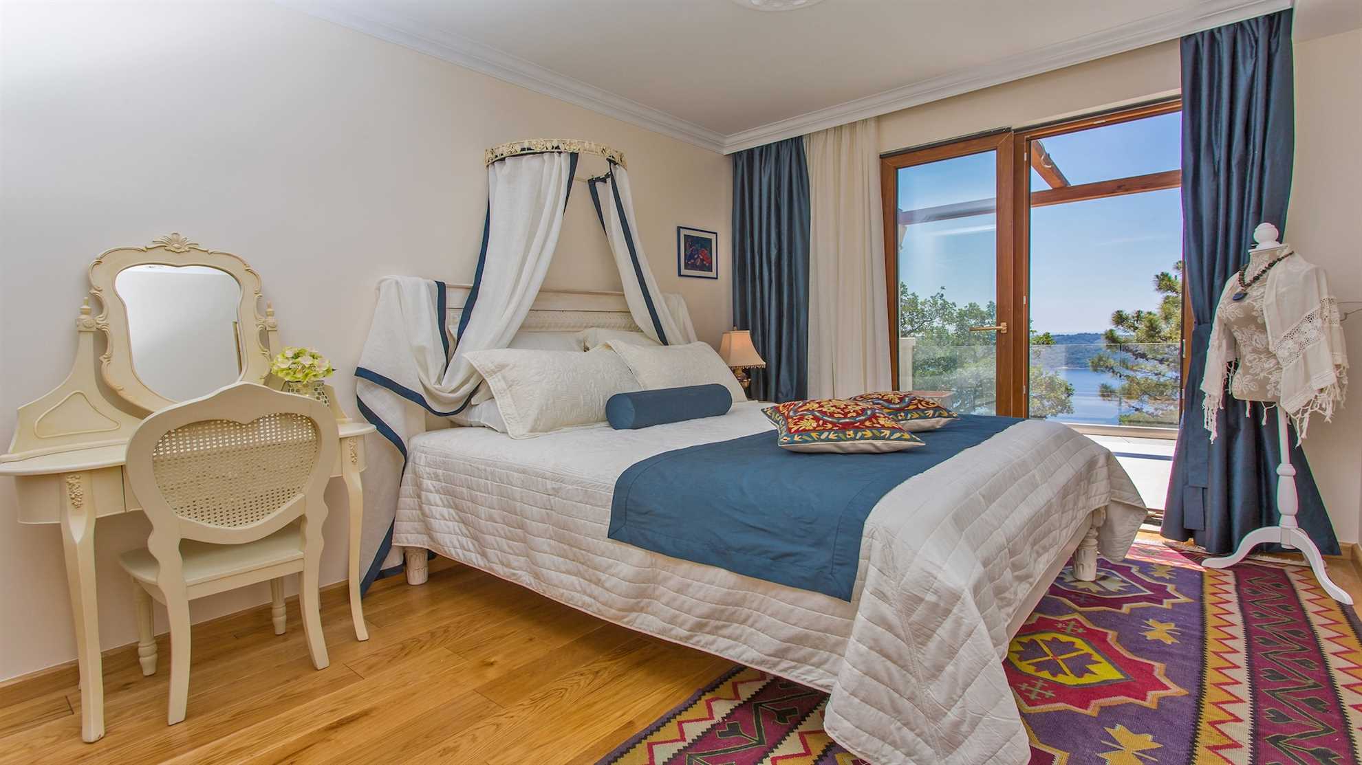 Villa Paradiso - luxury 7-bedroom villa with a heated pool and sea views