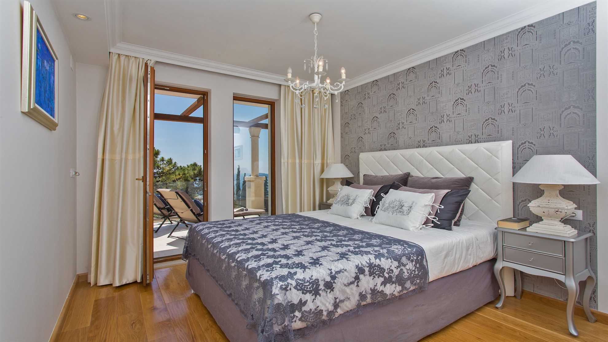 Villa Paradiso - luxury 7-bedroom villa with a heated pool and sea views