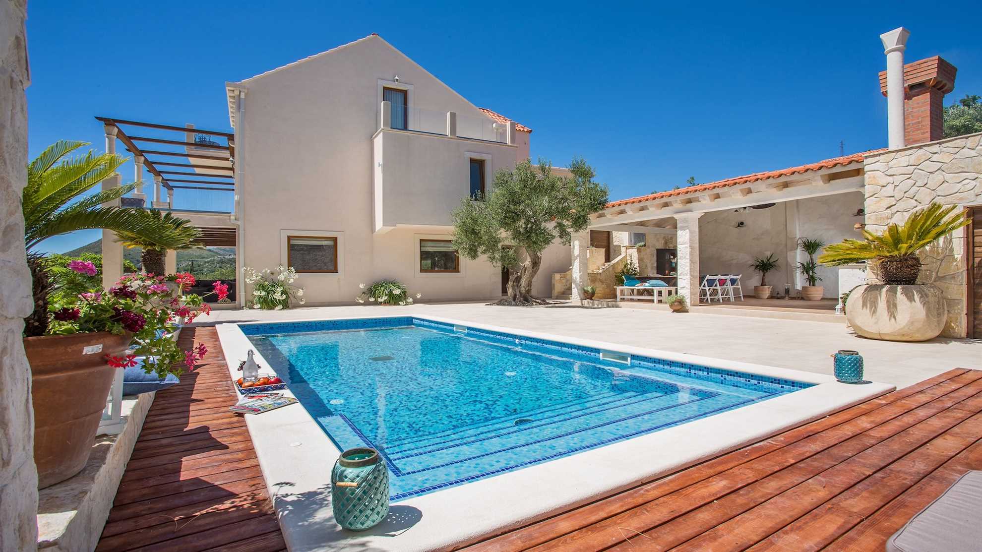 Villa Paradiso - luxury 7-bedroom villa with a heated pool and sea views