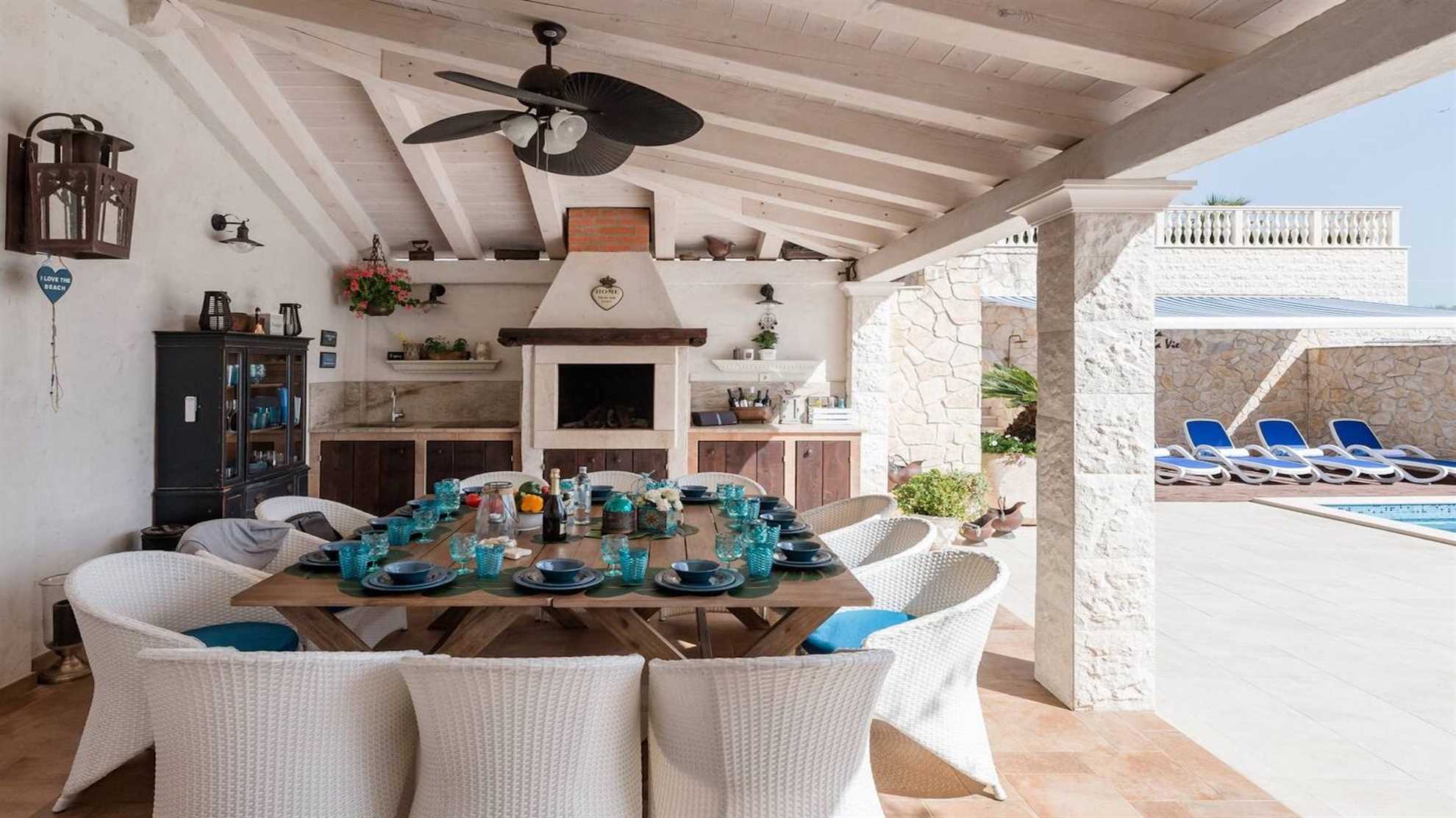 Villa Paradiso - luxury 7-bedroom villa with a heated pool and sea views