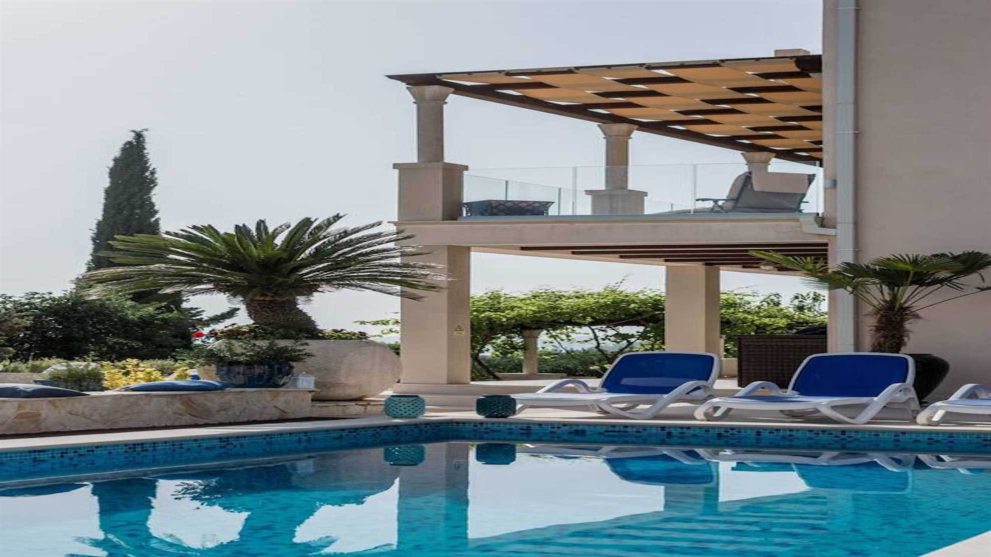 Villa Paradiso - luxury 7-bedroom villa with a heated pool and sea views