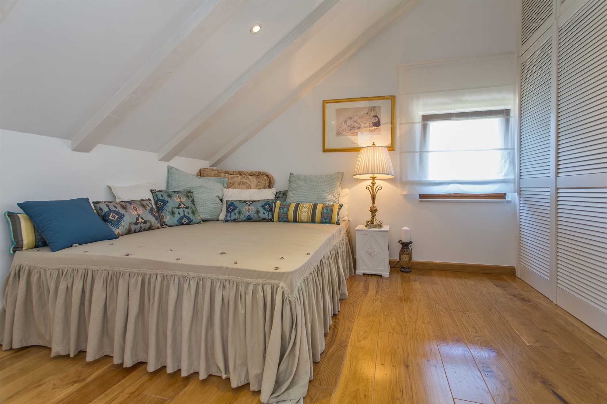 Villa Paradiso - luxury 7-bedroom villa with a heated pool and sea views