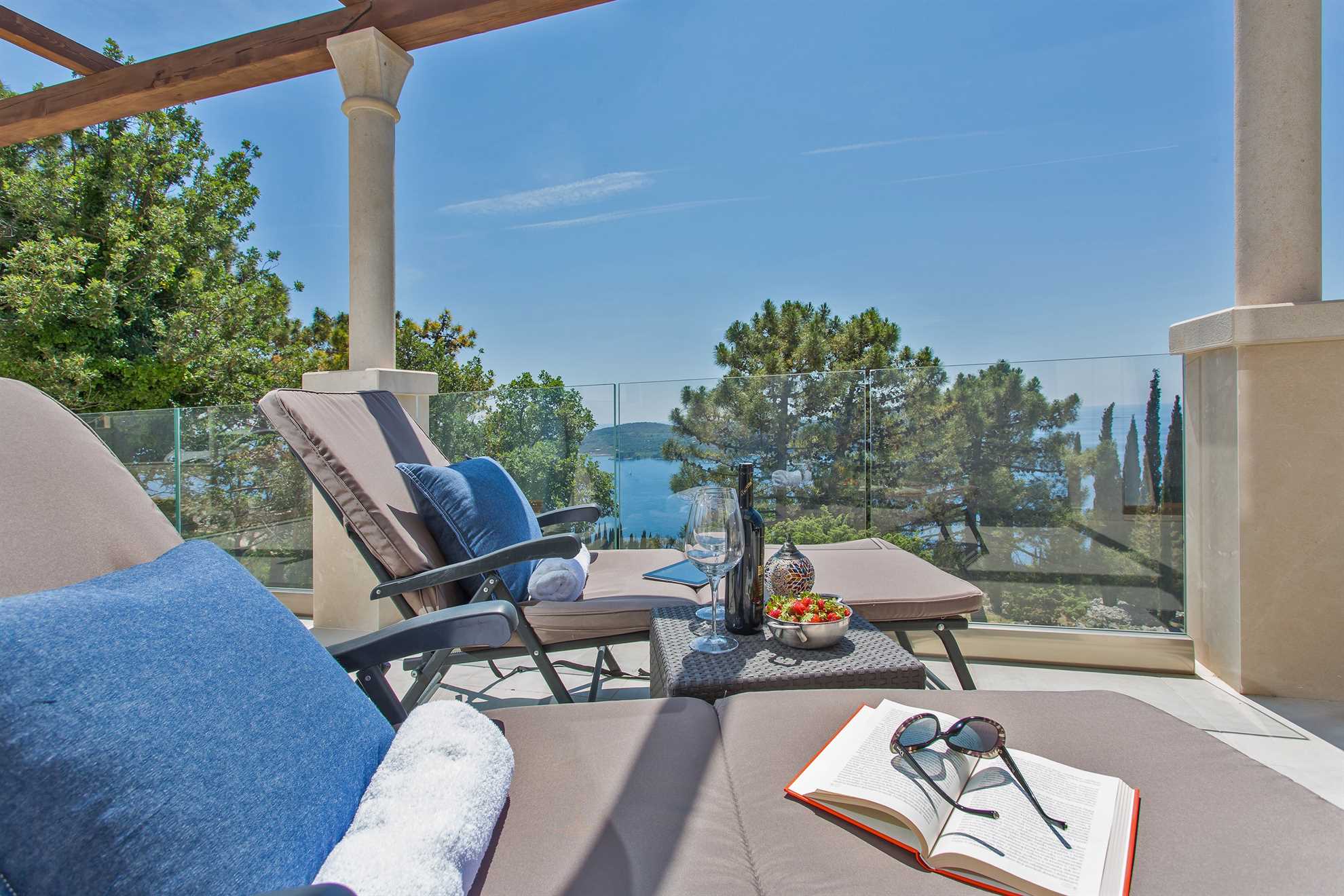Villa Paradiso - luxury 7-bedroom villa with a heated pool and sea views