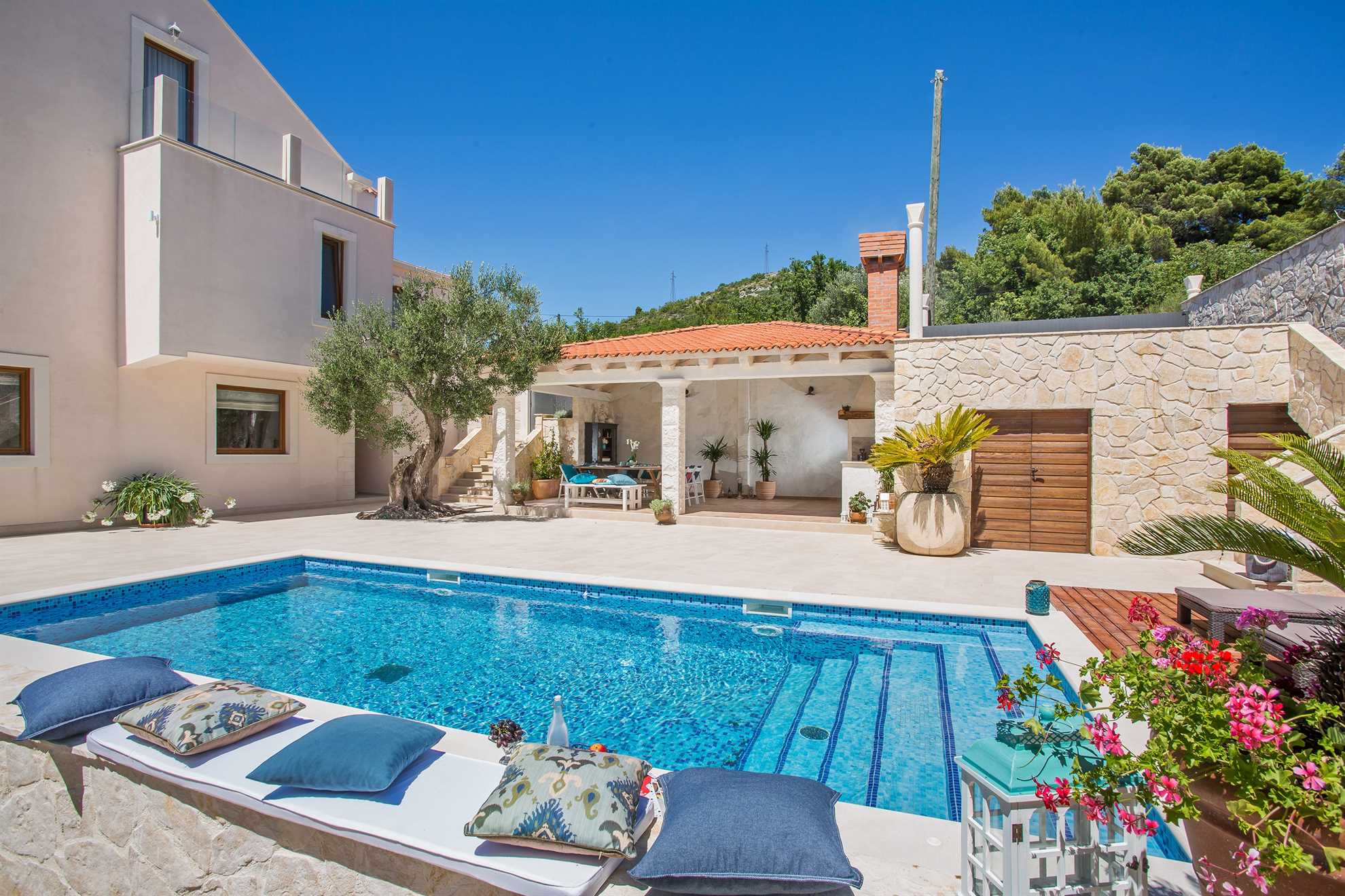 Villa Paradiso - luxury 7-bedroom villa with a heated pool and sea views