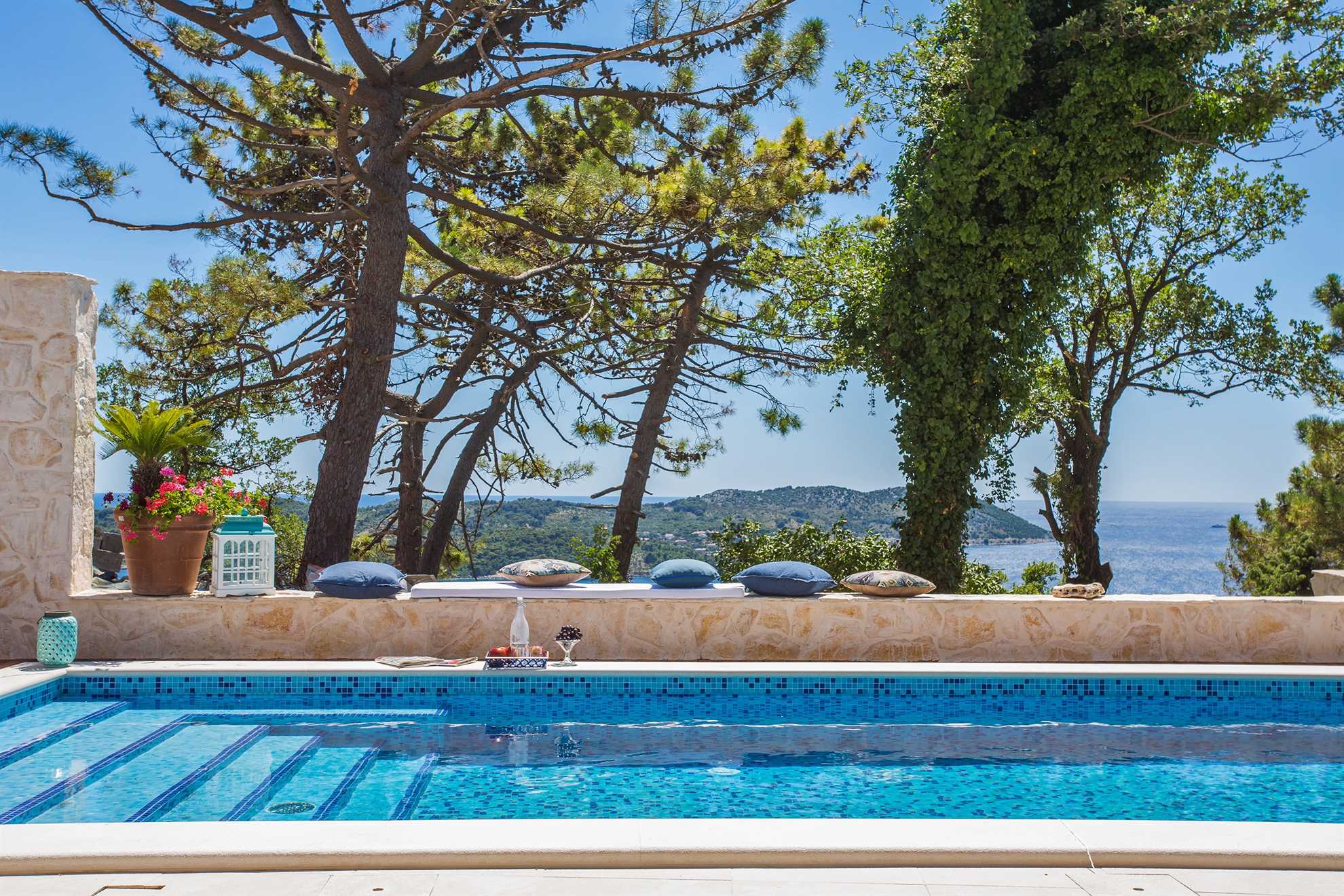 Villa Paradiso - luxury 7-bedroom villa with a heated pool and sea views