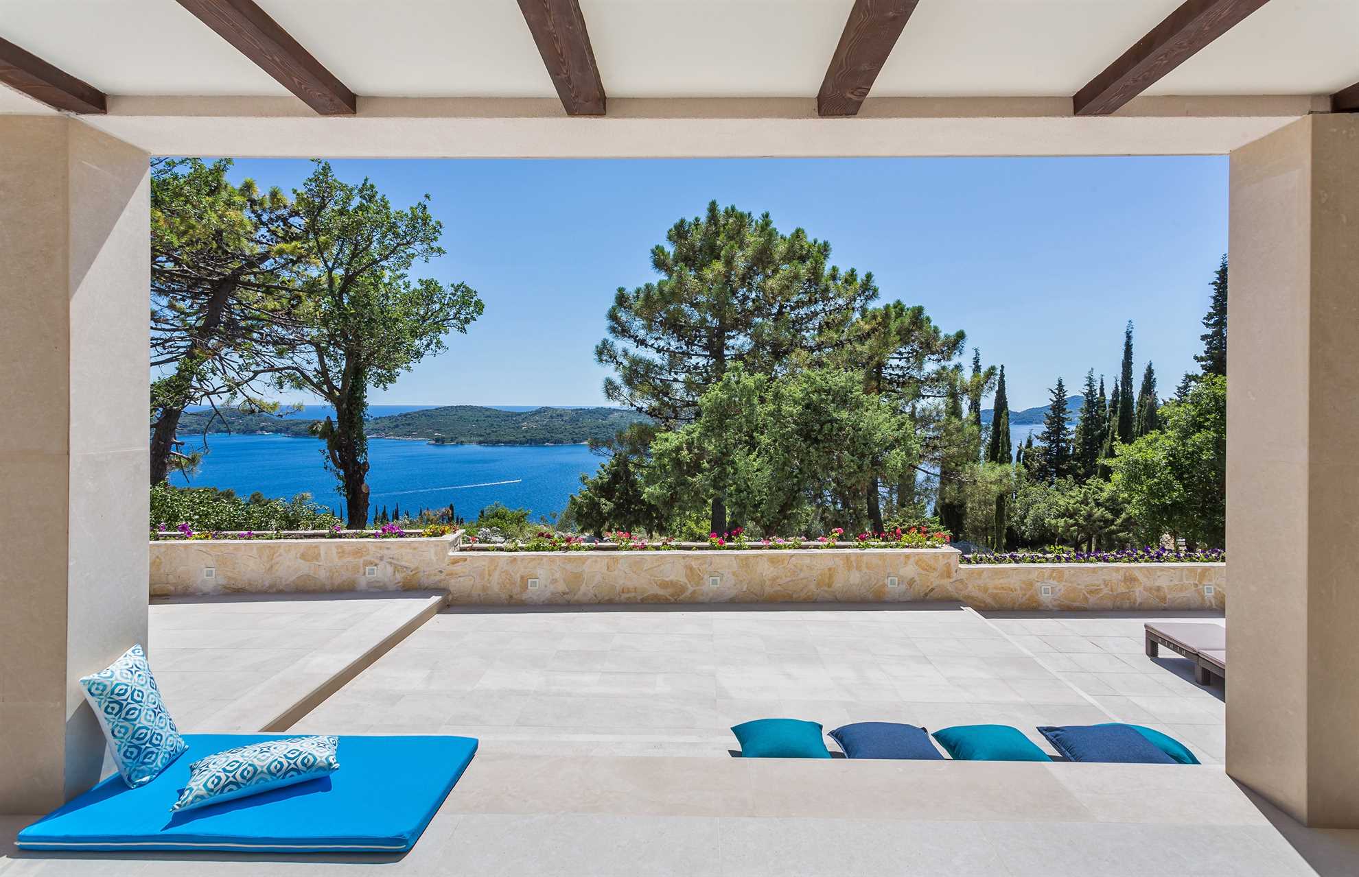 Villa Paradiso - luxury 7-bedroom villa with a heated pool and sea views