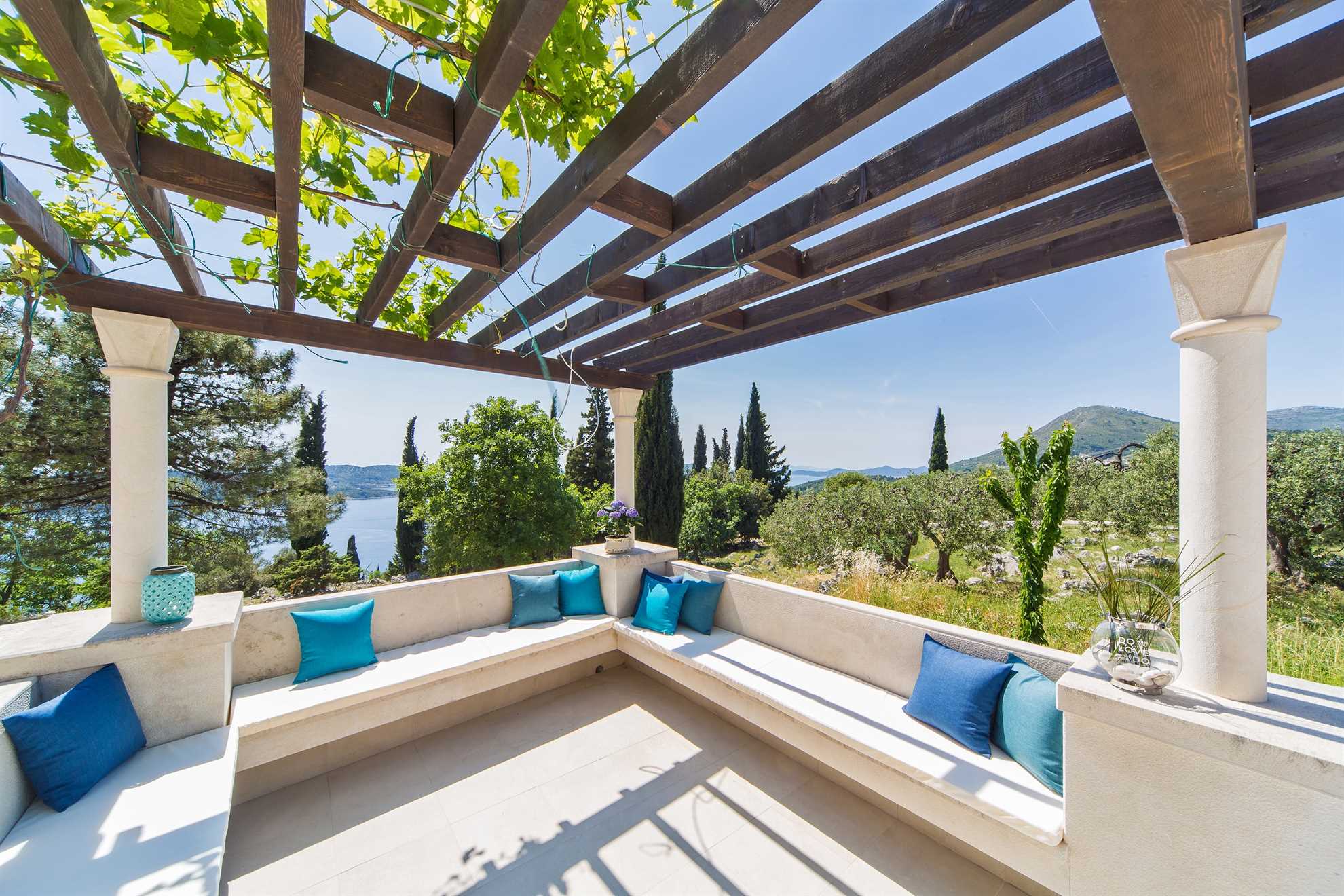 Villa Paradiso - luxury 7-bedroom villa with a heated pool and sea views