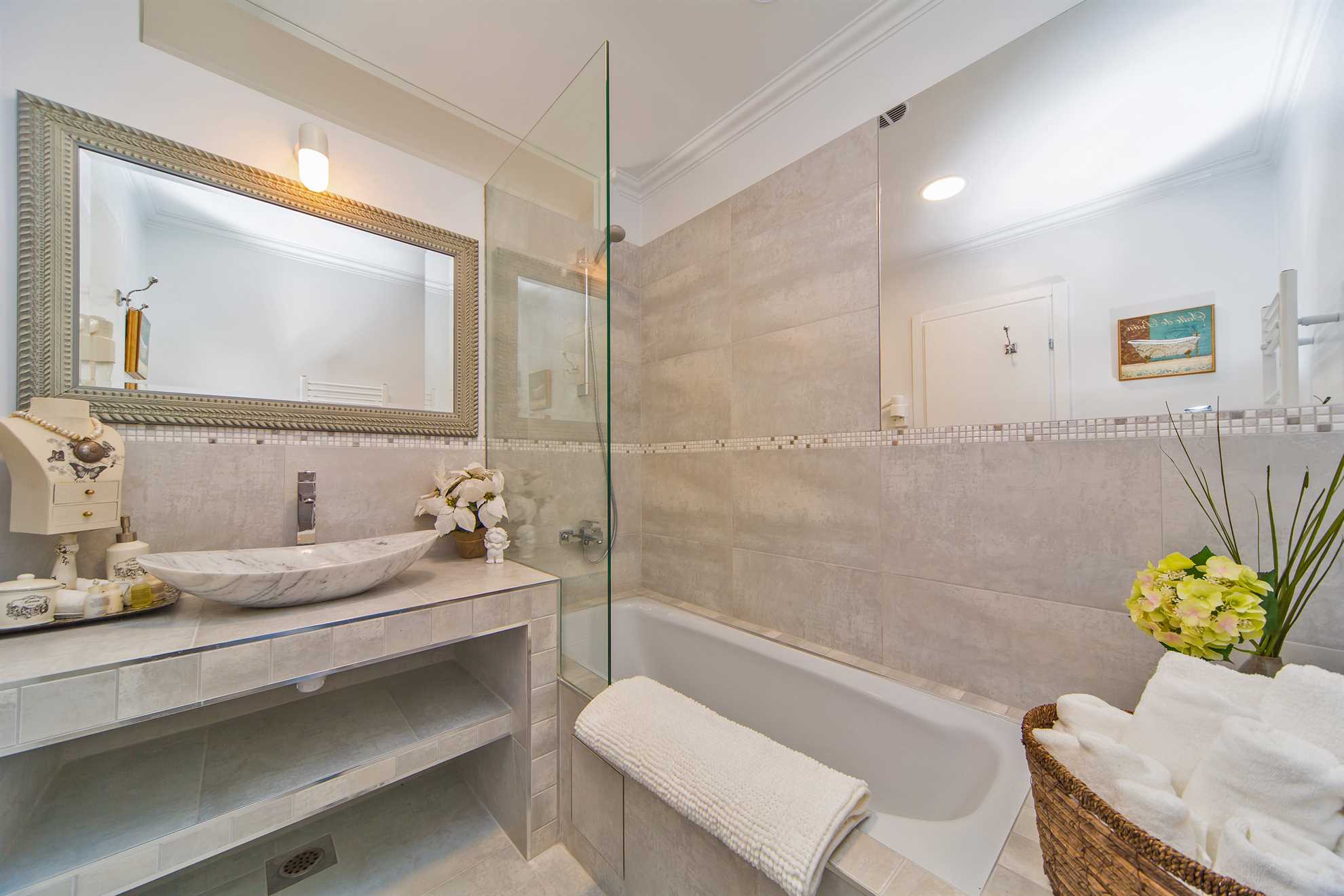 Villa Paradiso - luxury 7-bedroom villa with a heated pool and sea views